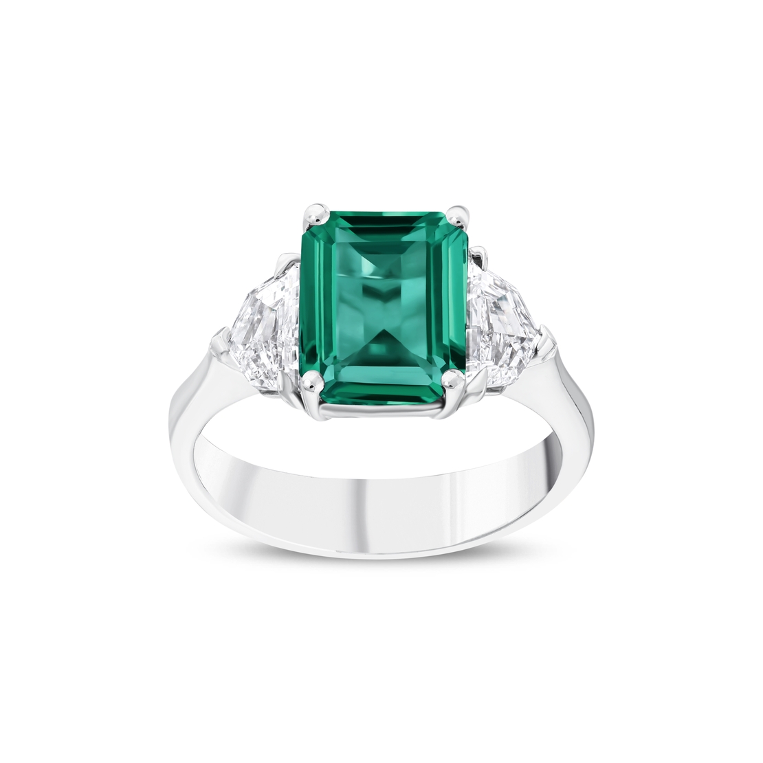 3.55 ct Ring with an emerald and diamonds