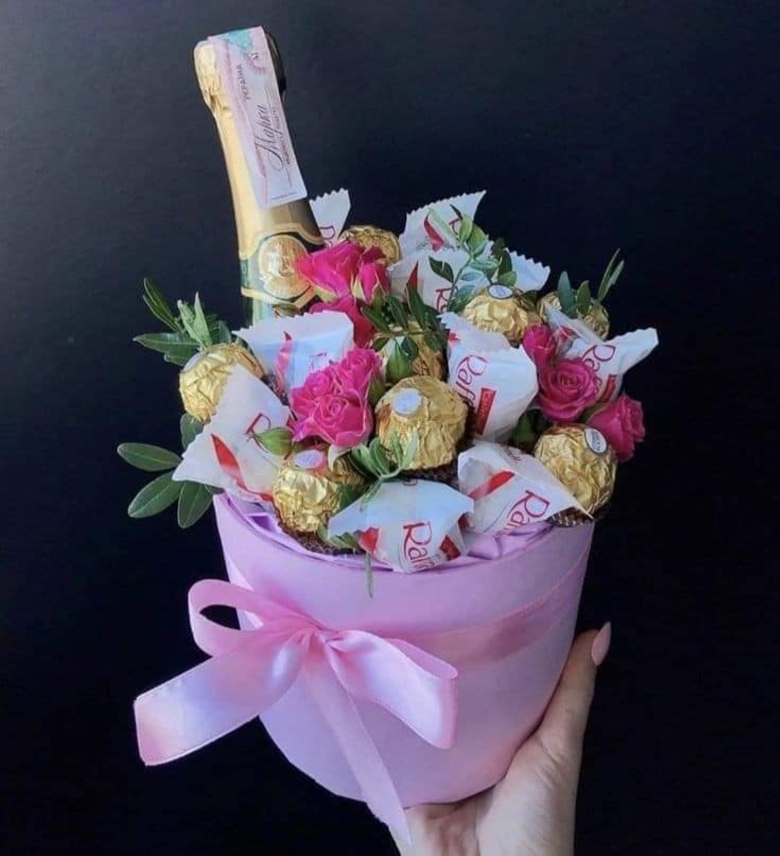 🍾 Подаръчна кутия с шампанско, бонбони и цветя – стил и сладост в едно!