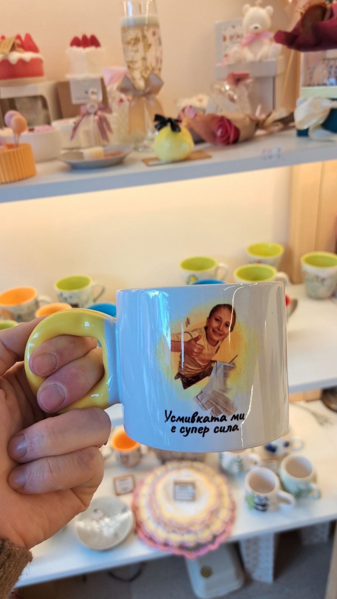 Персонализирана чаша с дигитален портрет и цветна дръжка