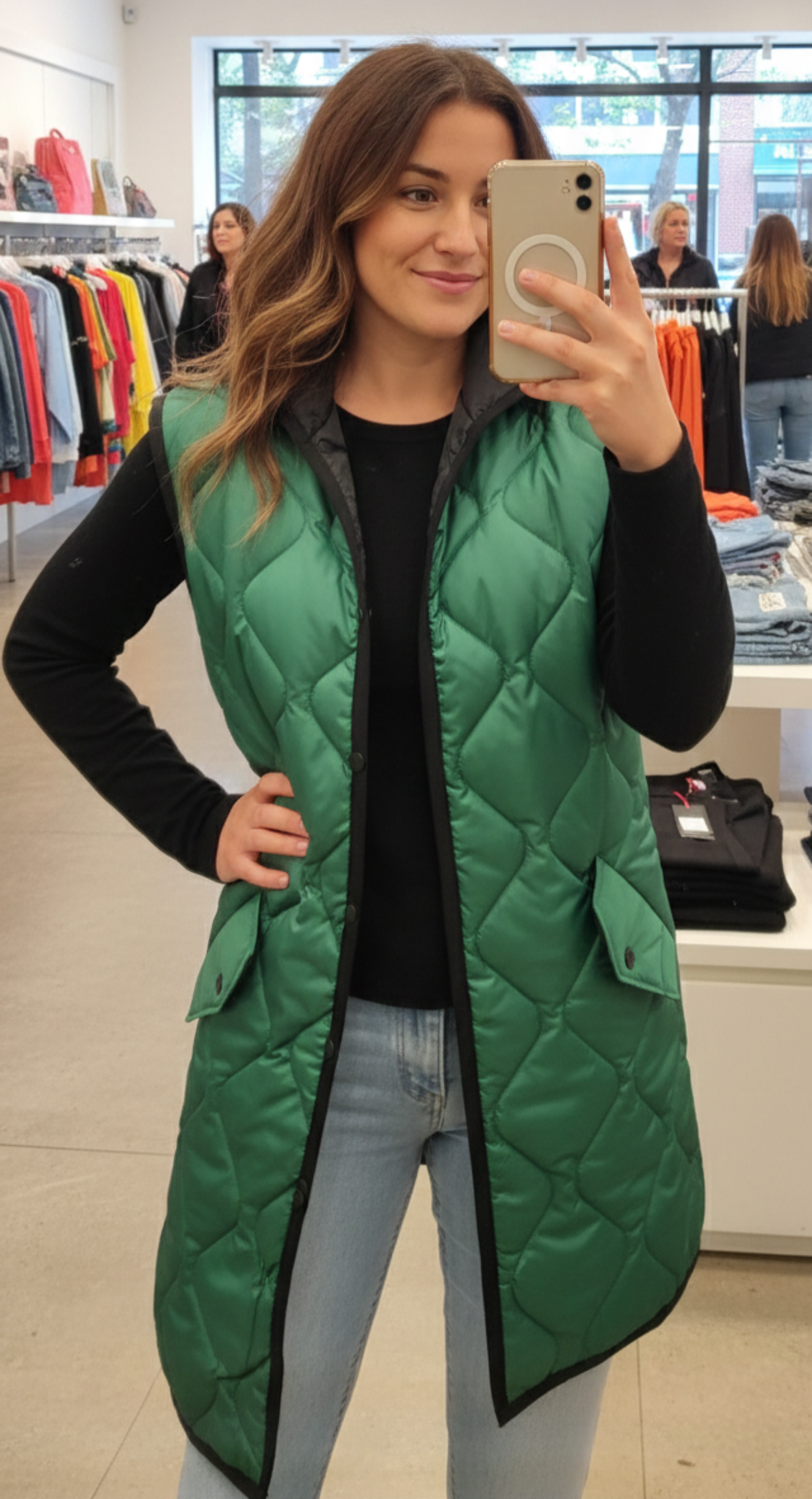 Дамски капитониран елек с качулка