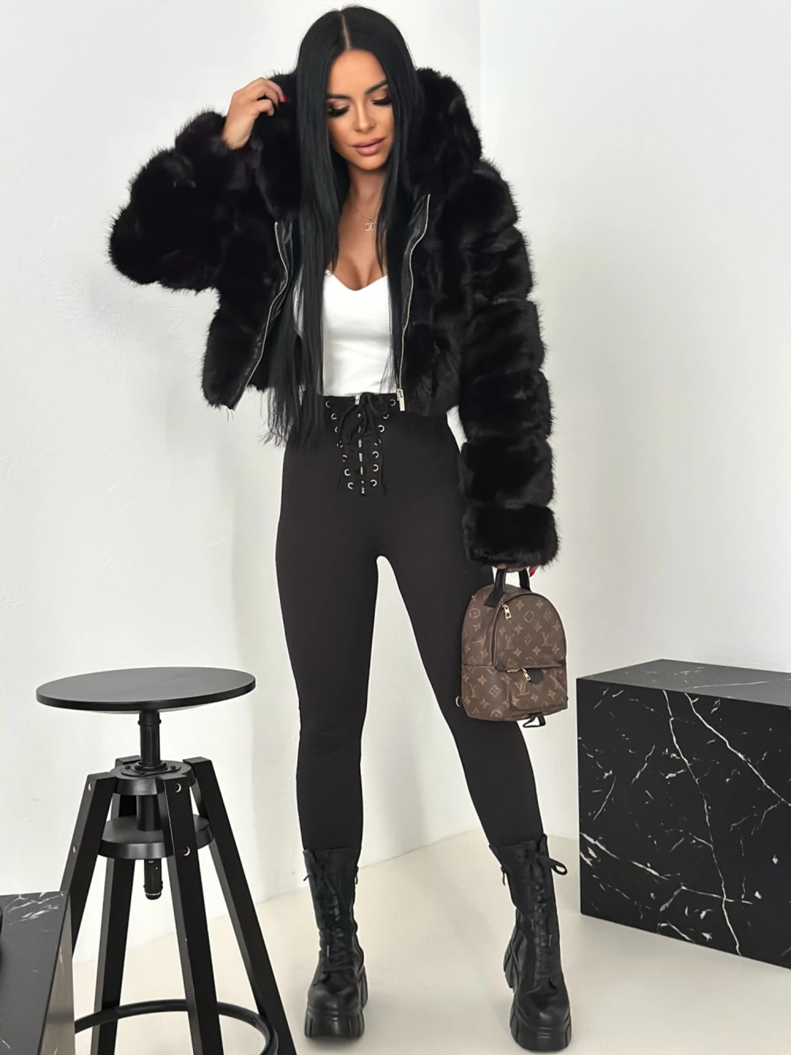 Дамско късо палто с качулка