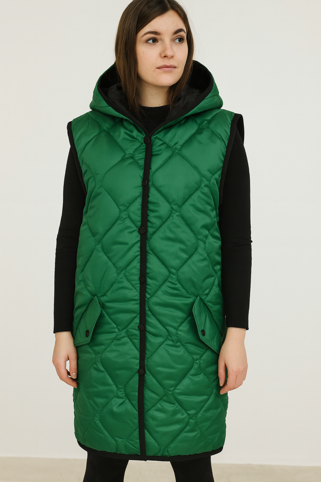 Дамски капитониран елек с качулка