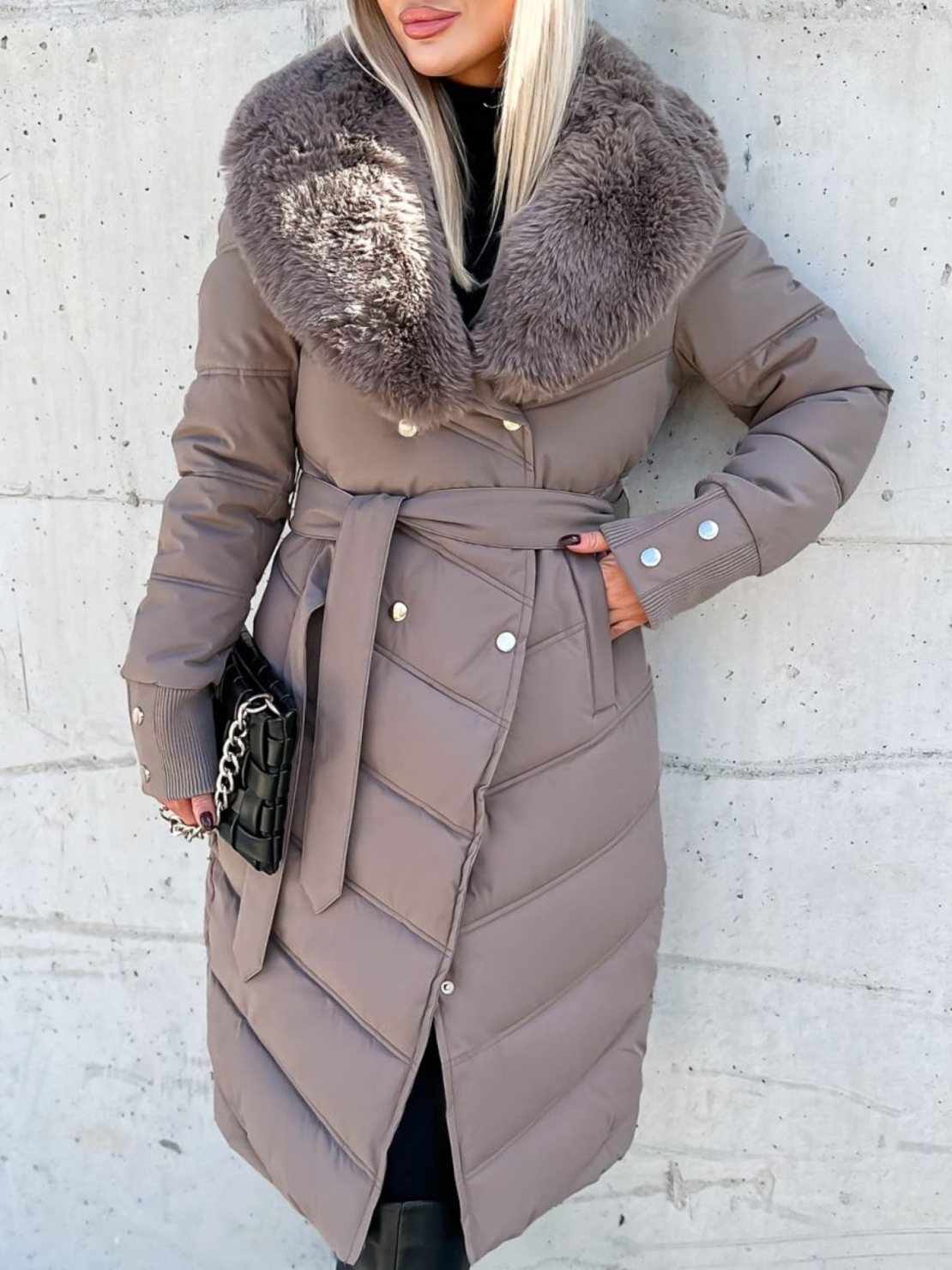 Елегантно капитонирано палто с удължен силует