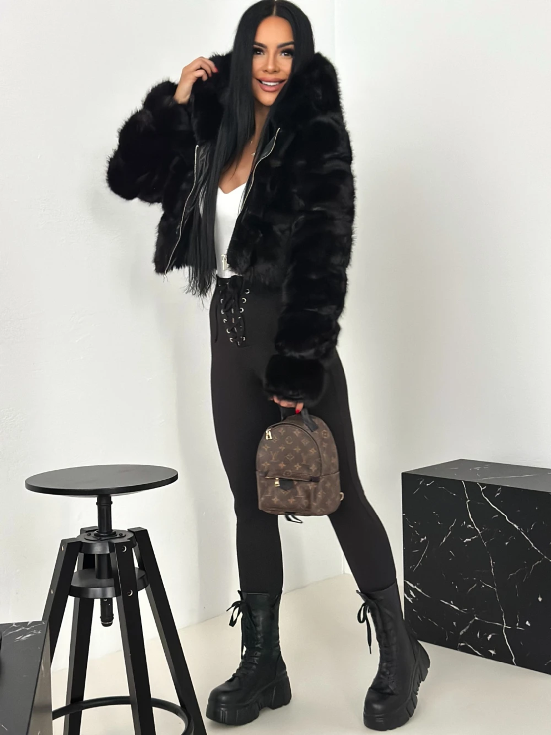 Дамско късо палто с качулка