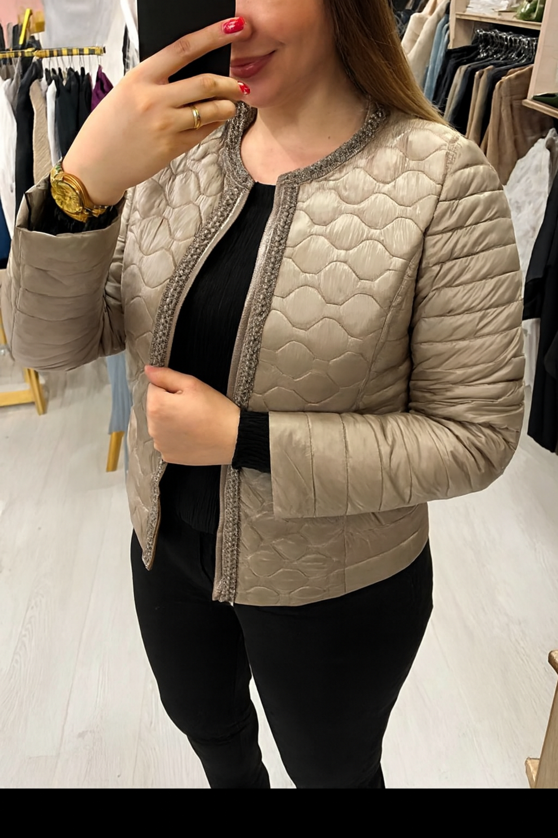 Пролетно яке с перли в бежово