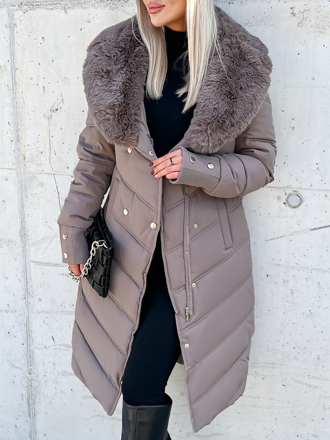 Елегантно капитонирано палто с удължен силует