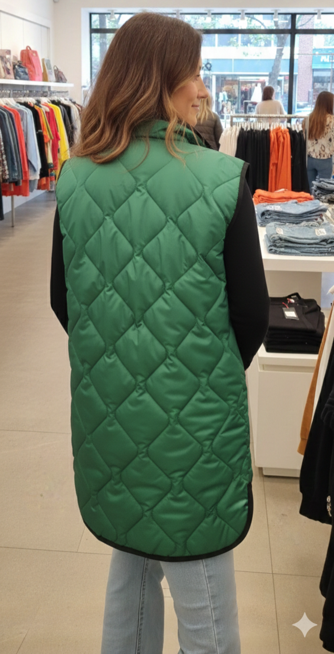 Дамски капитониран елек с качулка