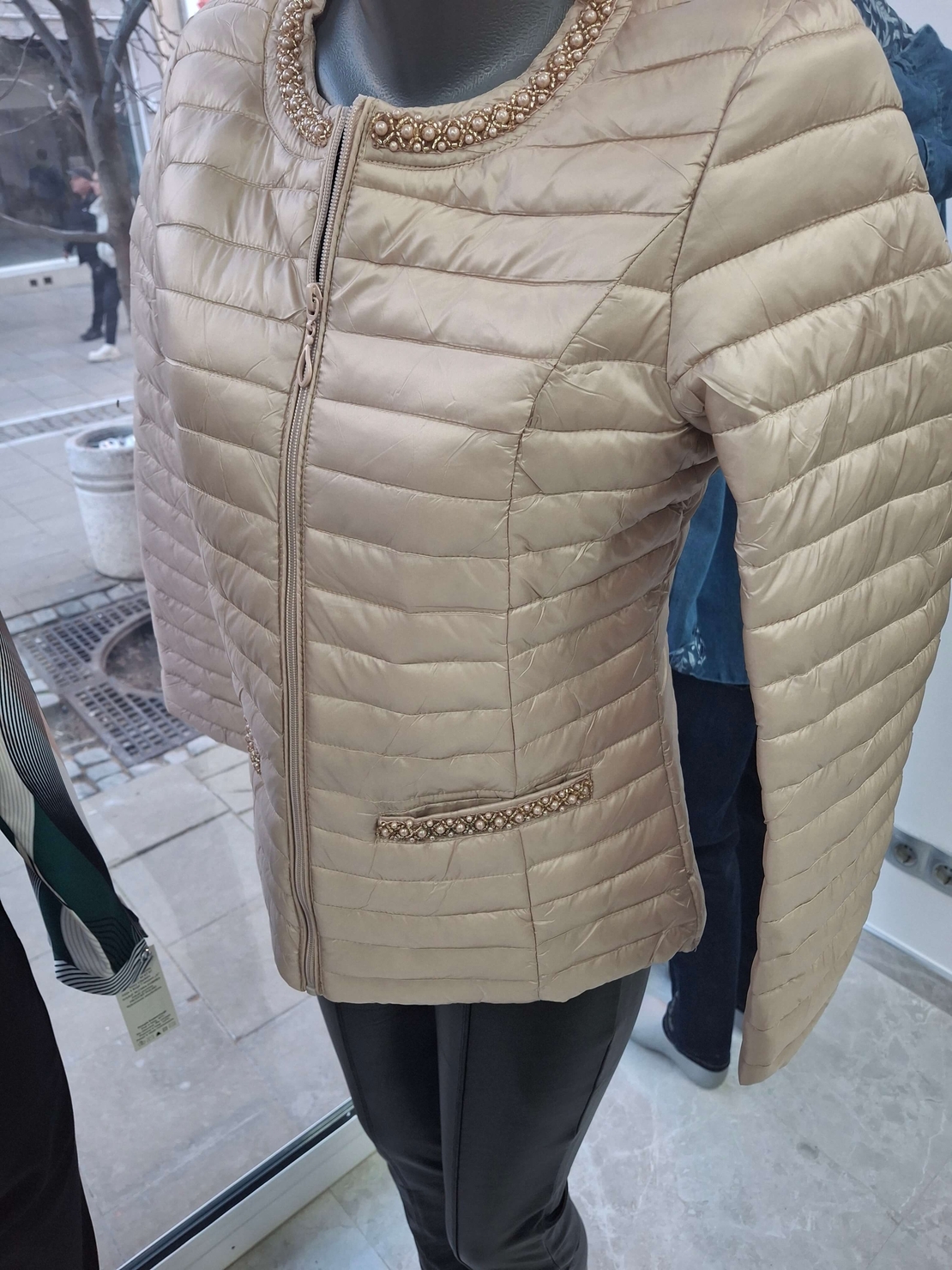 Дамско яке с перли