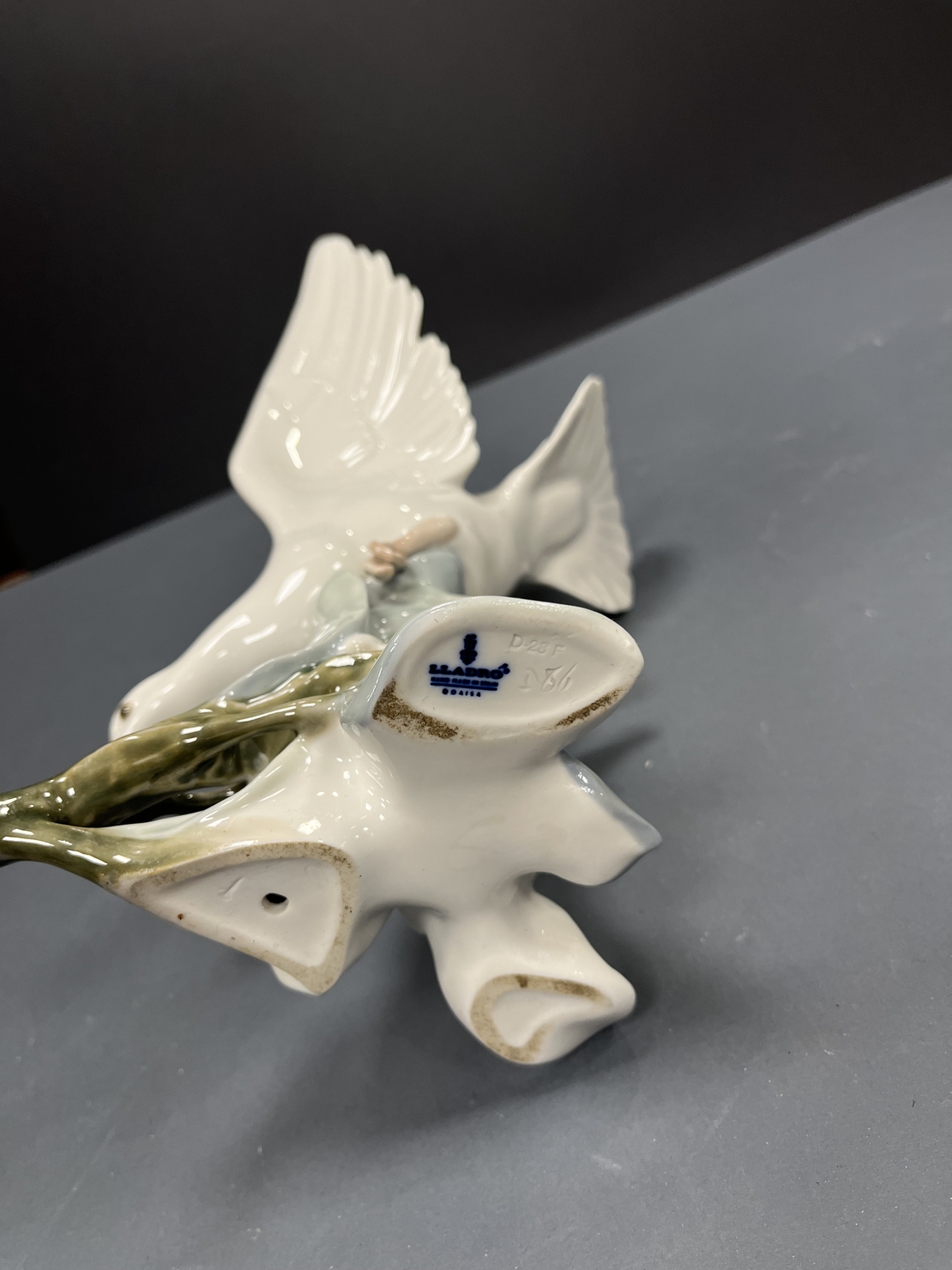 Бял гълъб върху клонка Ядро (Lladro)