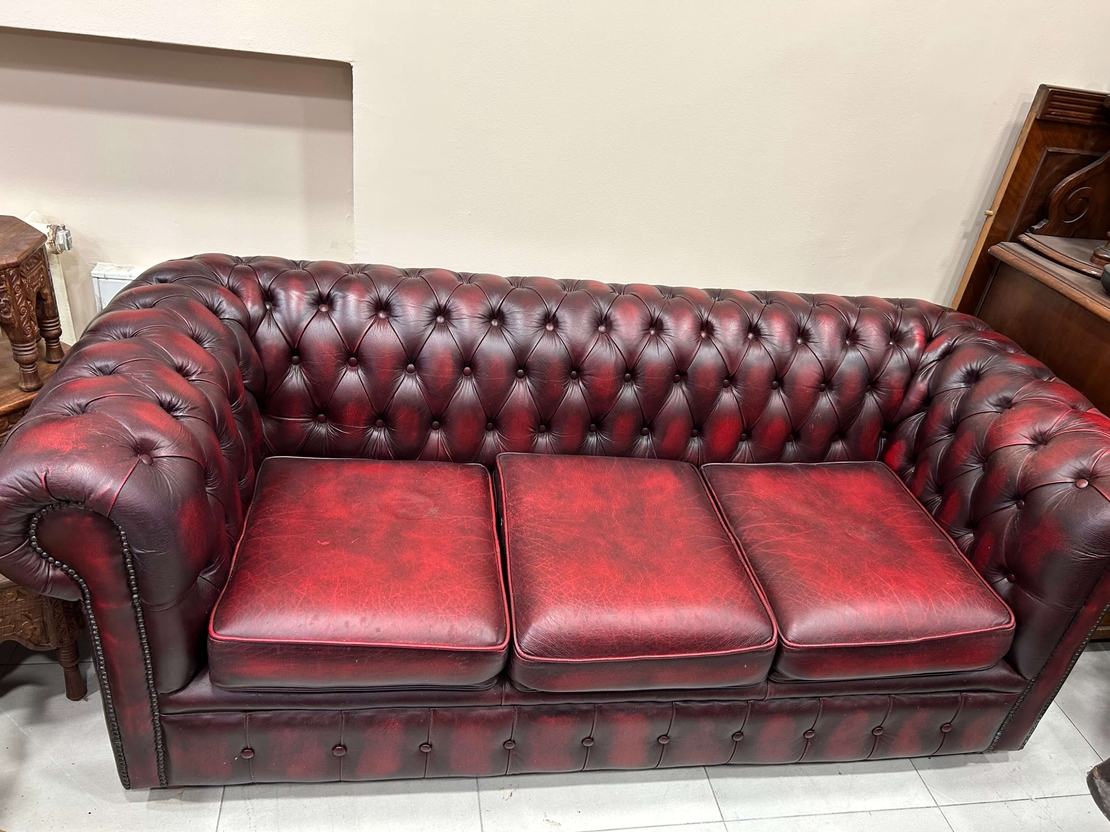 Табуретка, фотьойл и троен диван Chesterfield Oxblood.