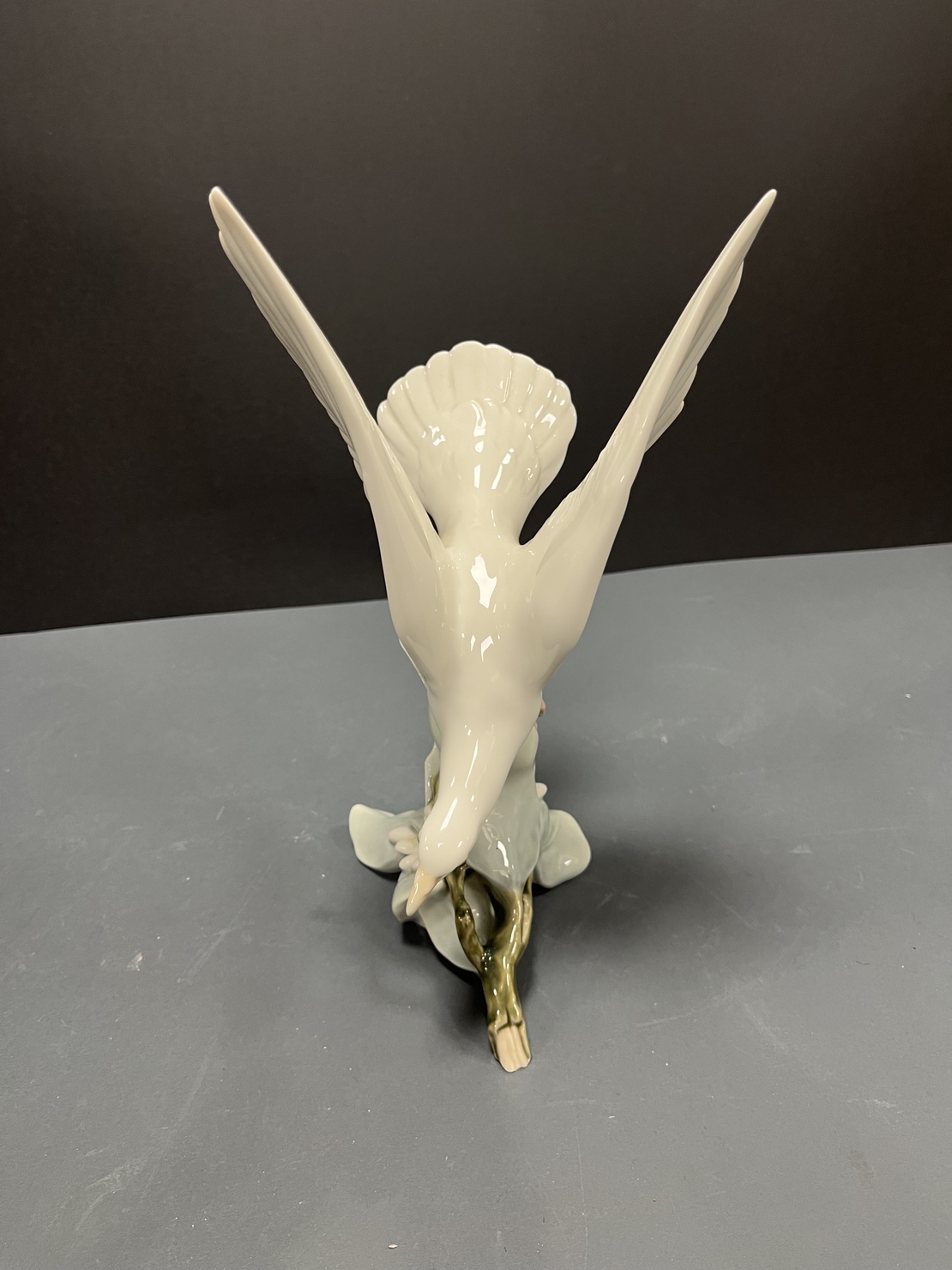 Бял гълъб върху клонка Ядро (Lladro)