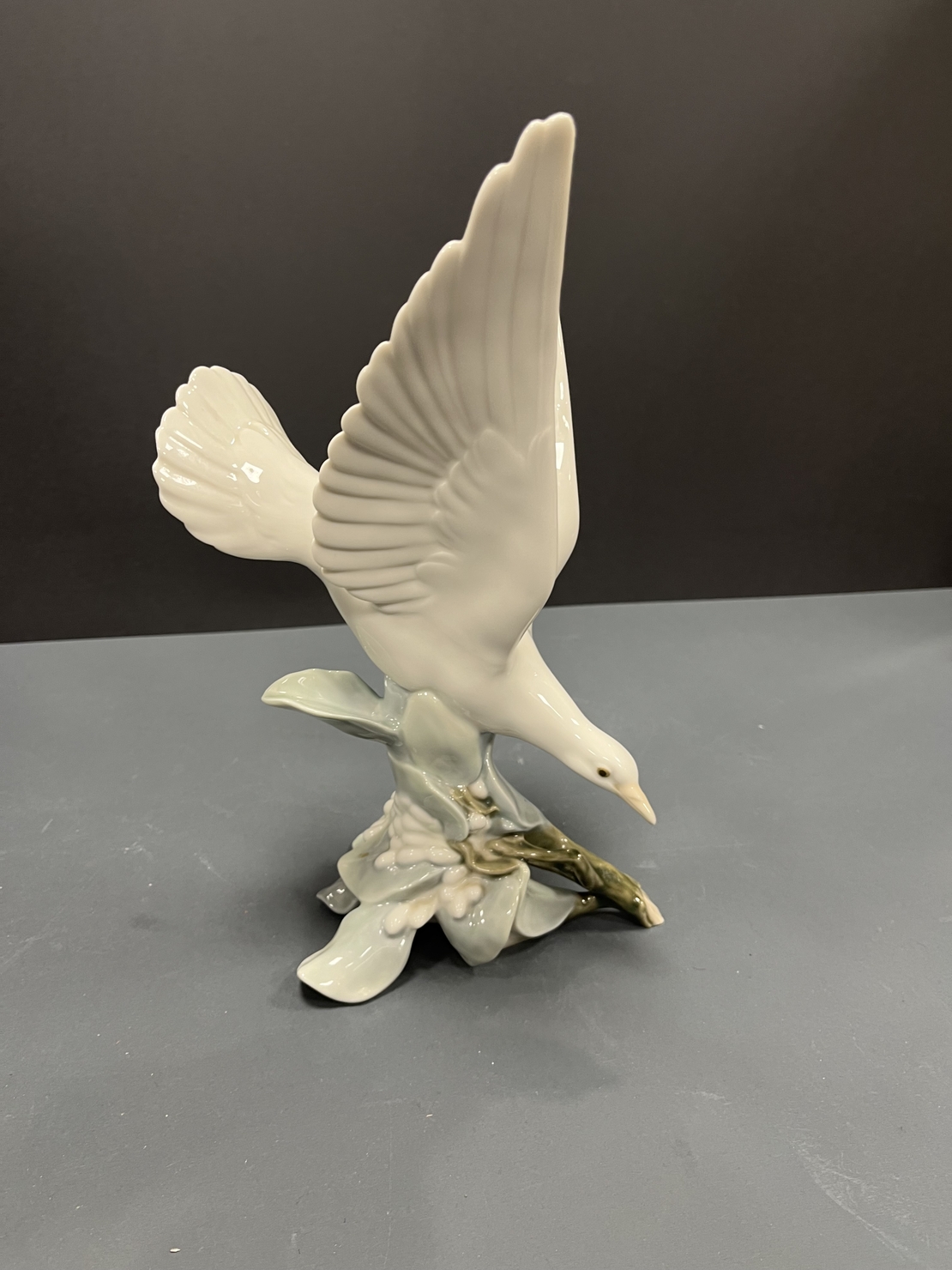 Бял гълъб върху клонка Ядро (Lladro)