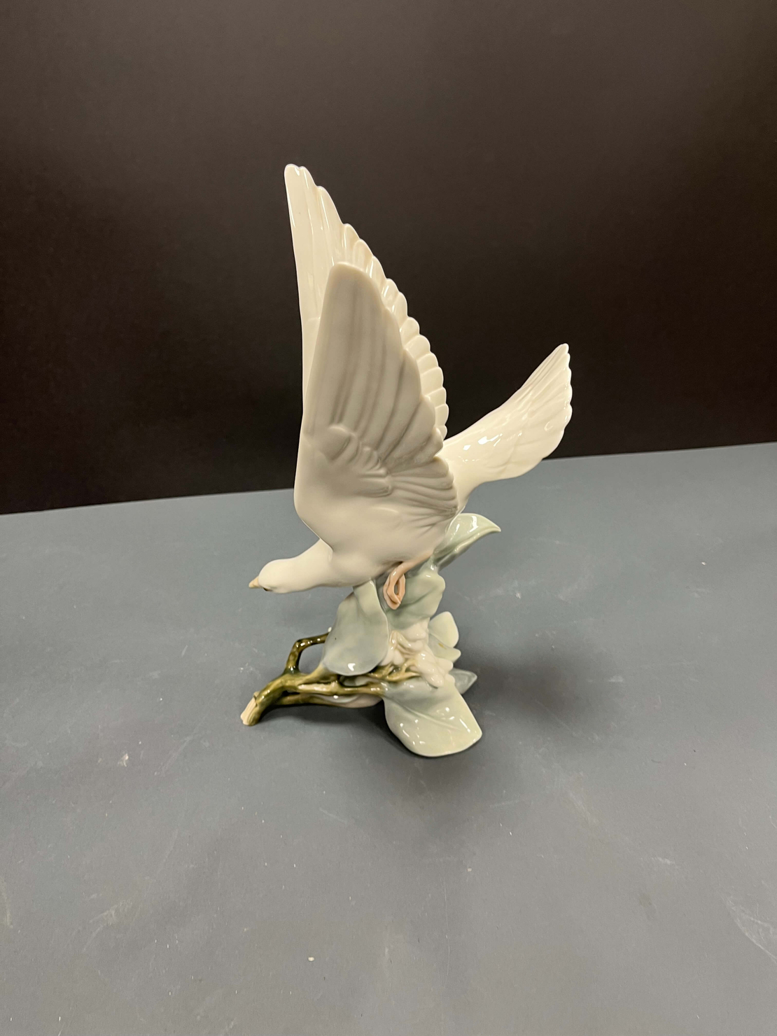 Бял гълъб върху клонка Ядро (Lladro)