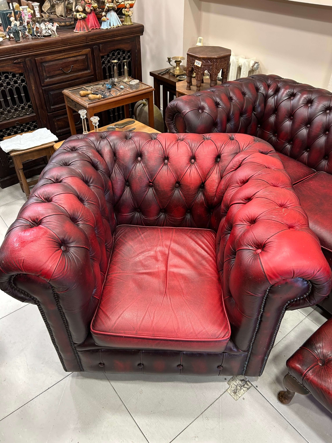 Табуретка, фотьойл и троен диван Chesterfield Oxblood.