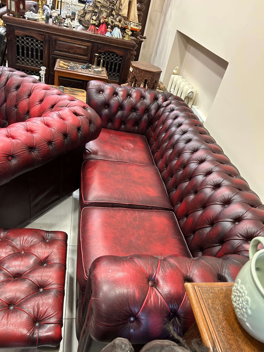 Табуретка, фотьойл и троен диван Chesterfield Oxblood.