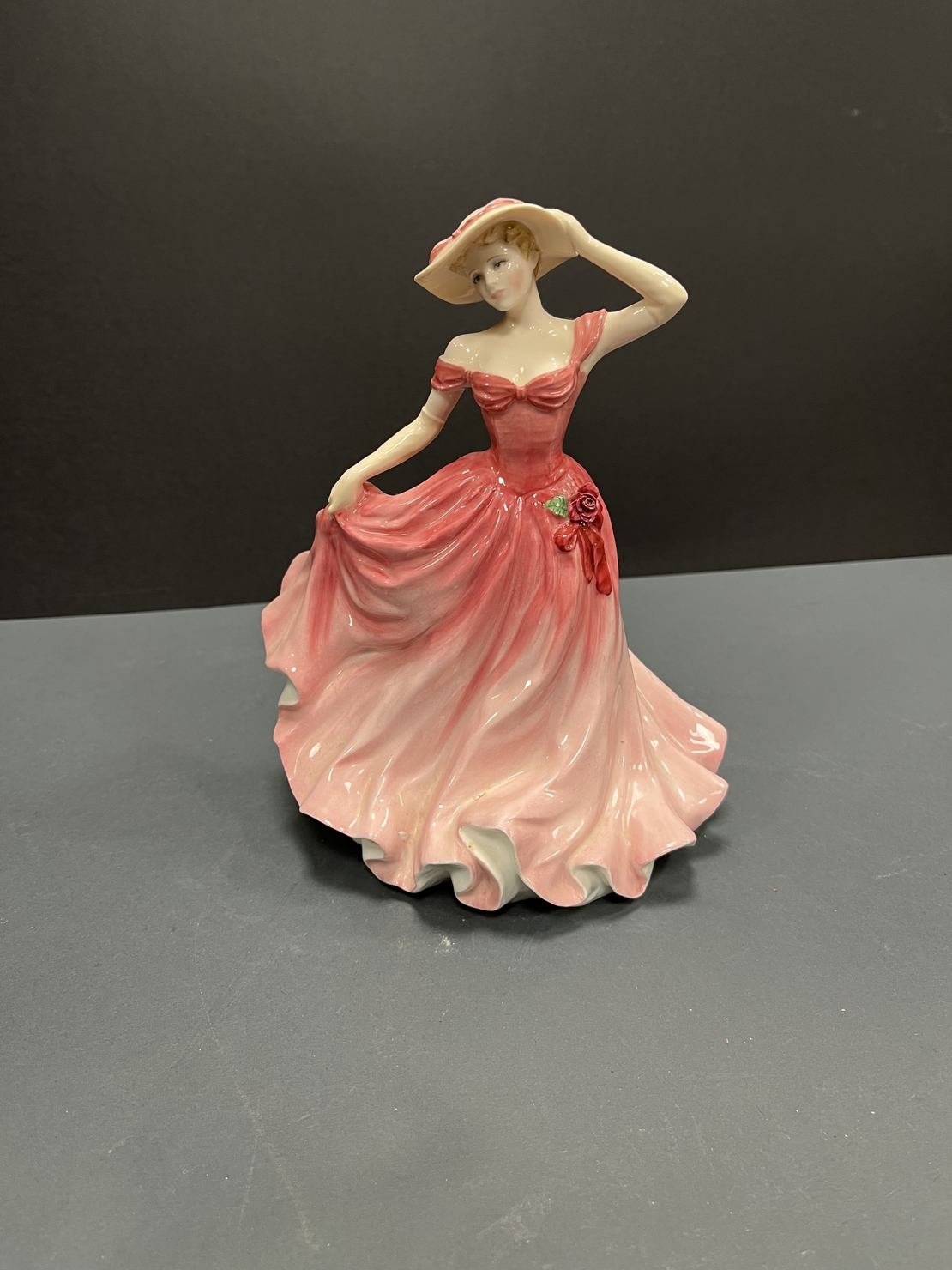 Royal Doulton порцеланова фигура в розово.