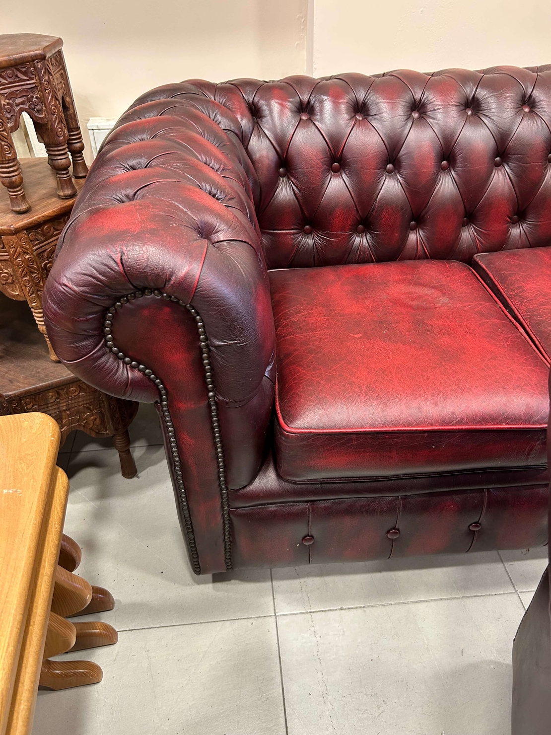 Табуретка, фотьойл и троен диван Chesterfield Oxblood.