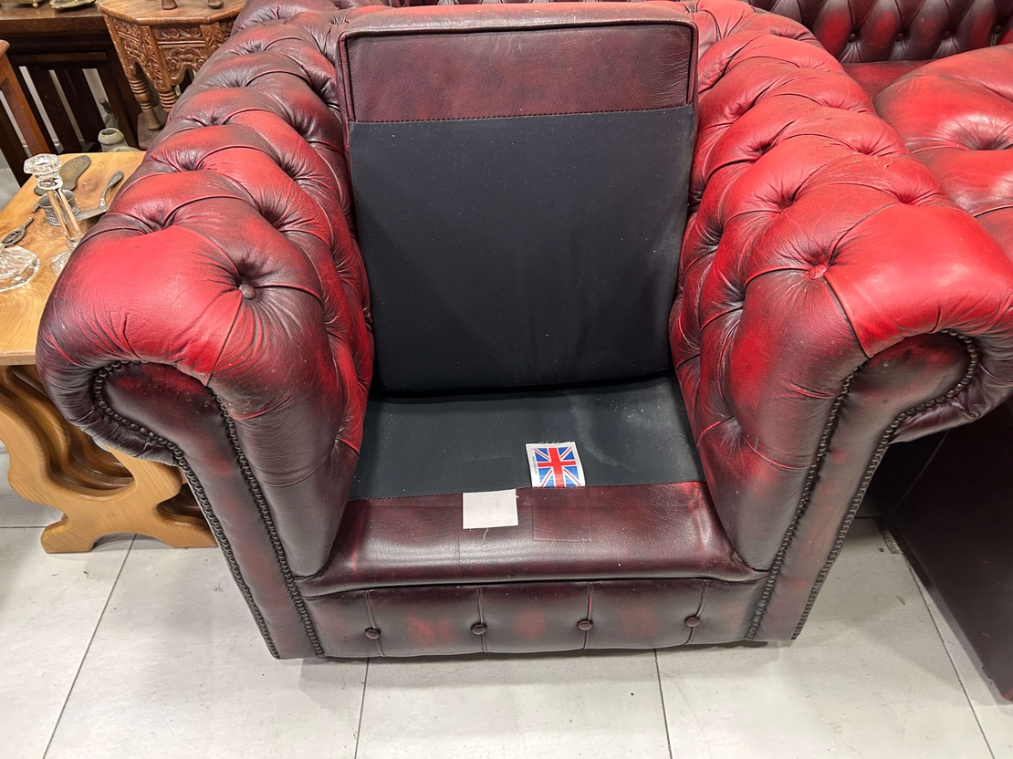 Табуретка, фотьойл и троен диван Chesterfield Oxblood.