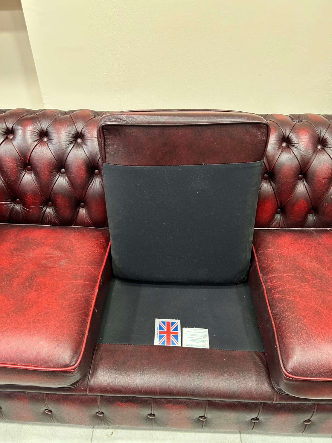 Табуретка, фотьойл и троен диван Chesterfield Oxblood.