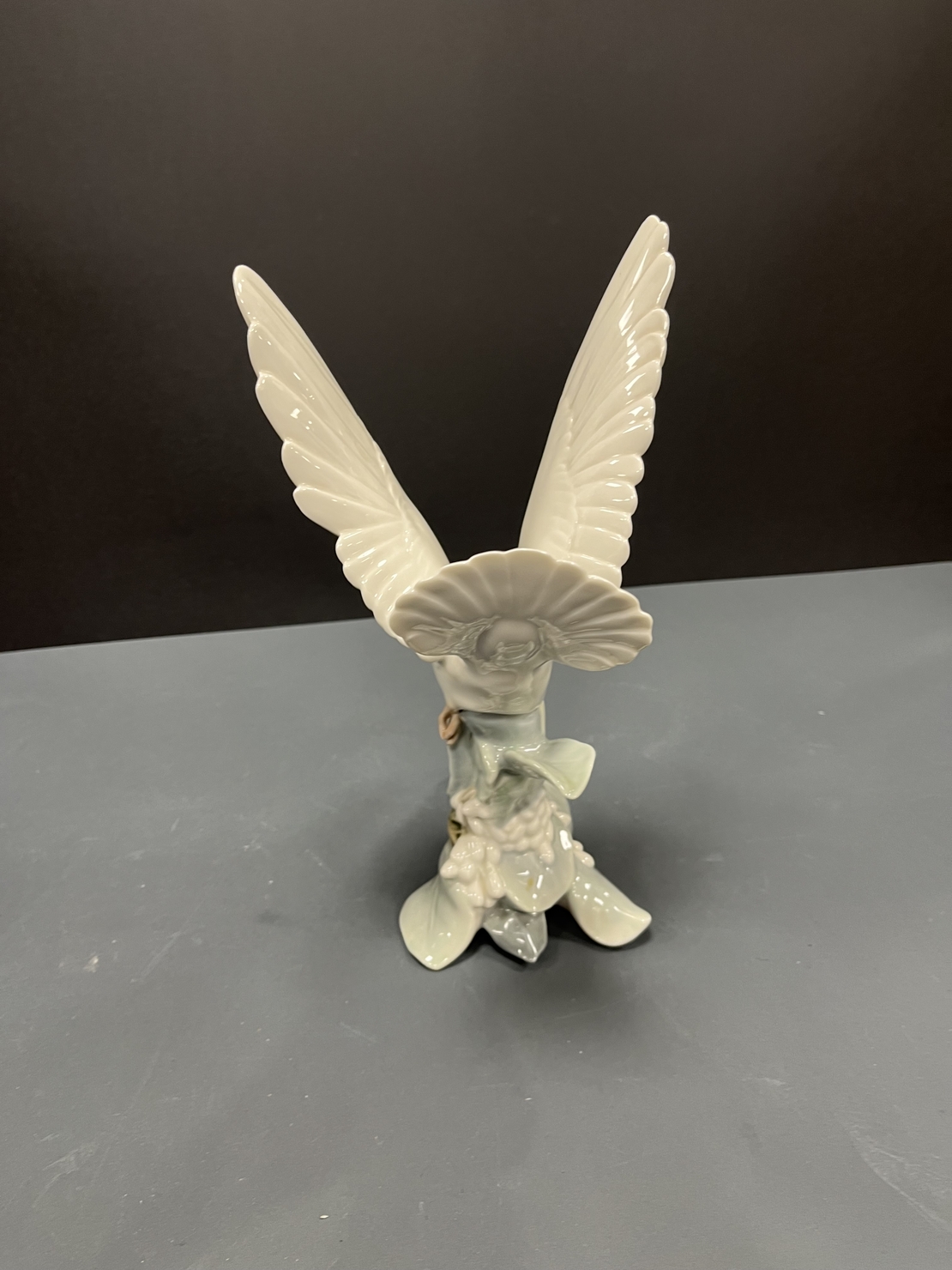 Бял гълъб върху клонка Ядро (Lladro)