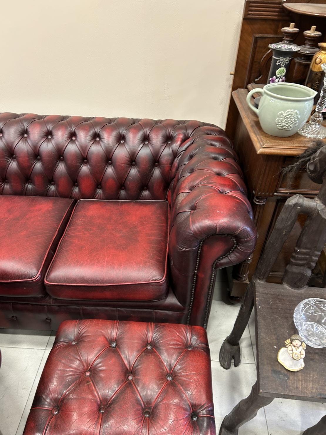 Табуретка, фотьойл и троен диван Chesterfield Oxblood.