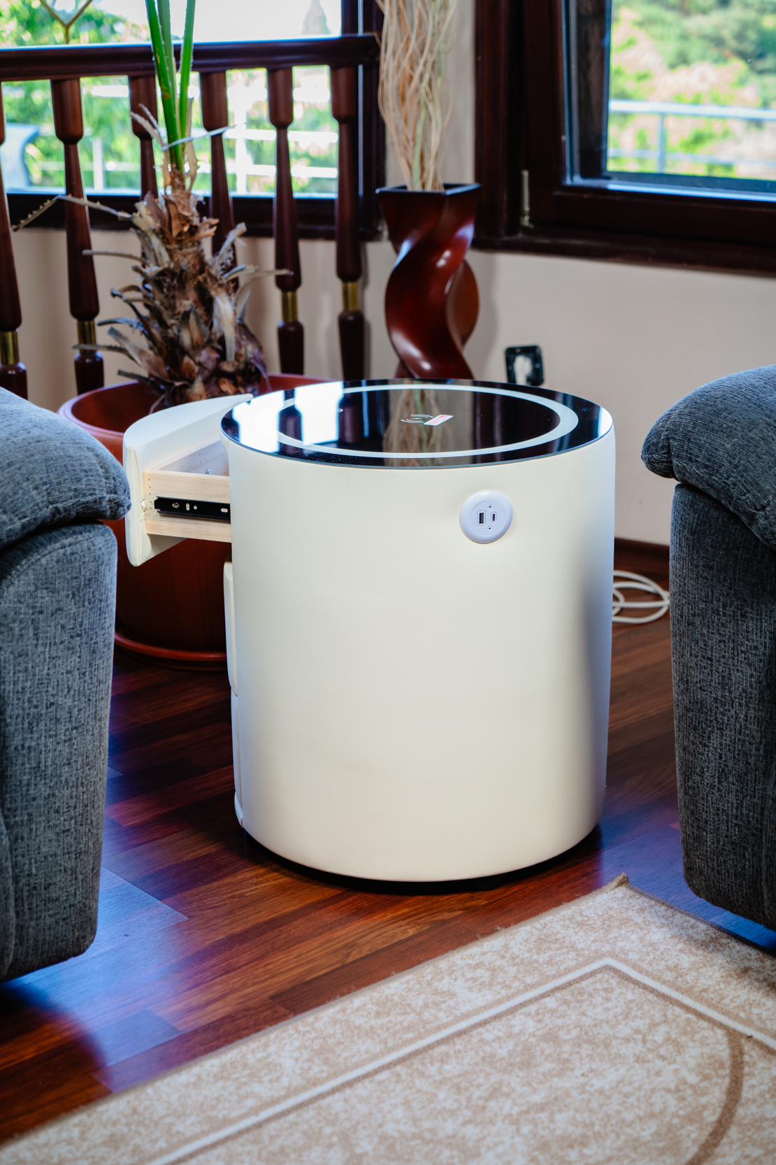 Смарт Шкаф SPHERE - безжично зареждане, Bluetooth стерео тонколона 20W, USB-A & USB-C, LED осветление (Цвят: Бял)