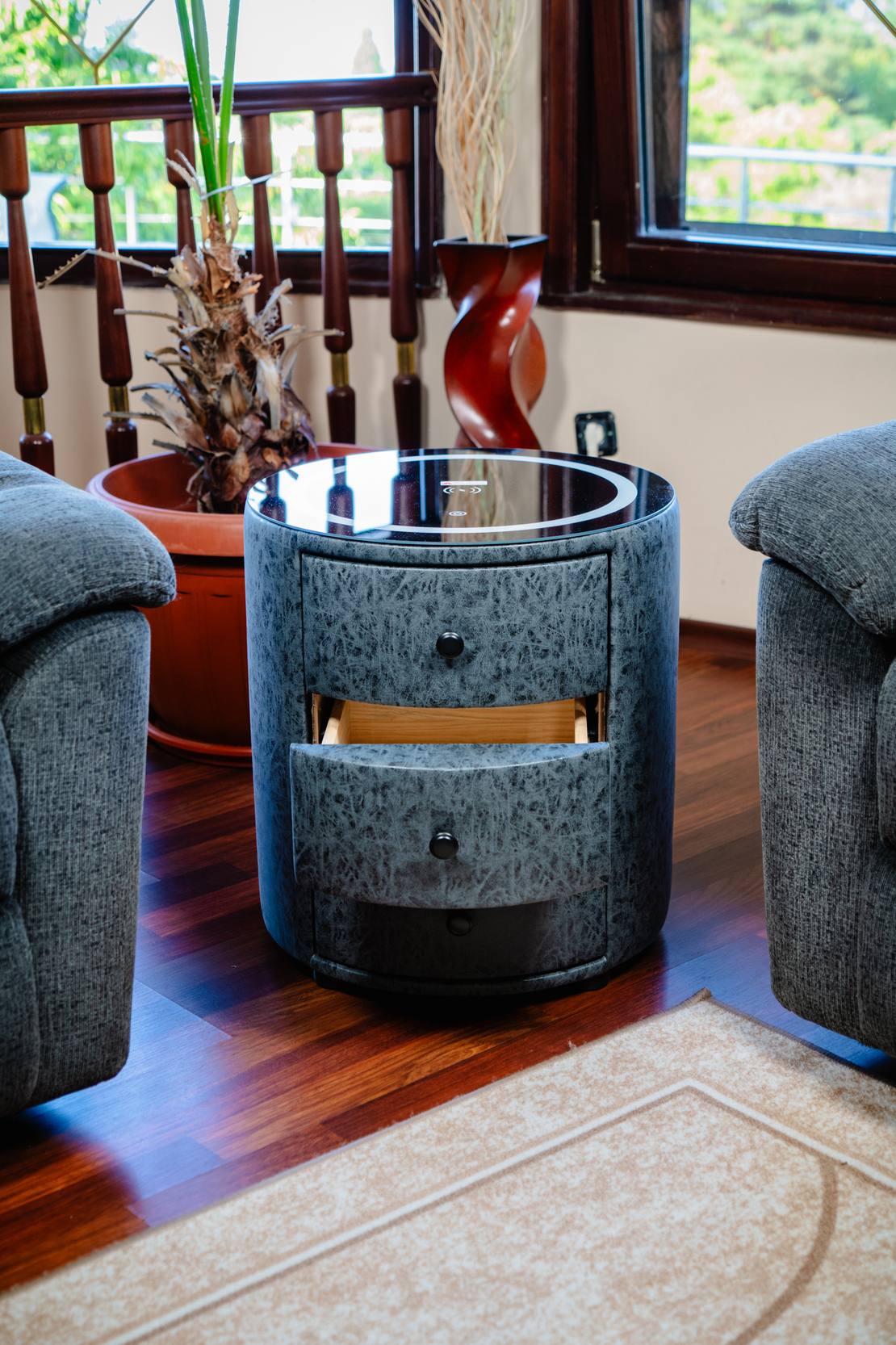 Смарт Шкаф SPHERE - безжично зареждане, Bluetooth стерео тонколона 20W, USB-A & USB-C, LED осветление (Цвят: Графитено сив с текстура)