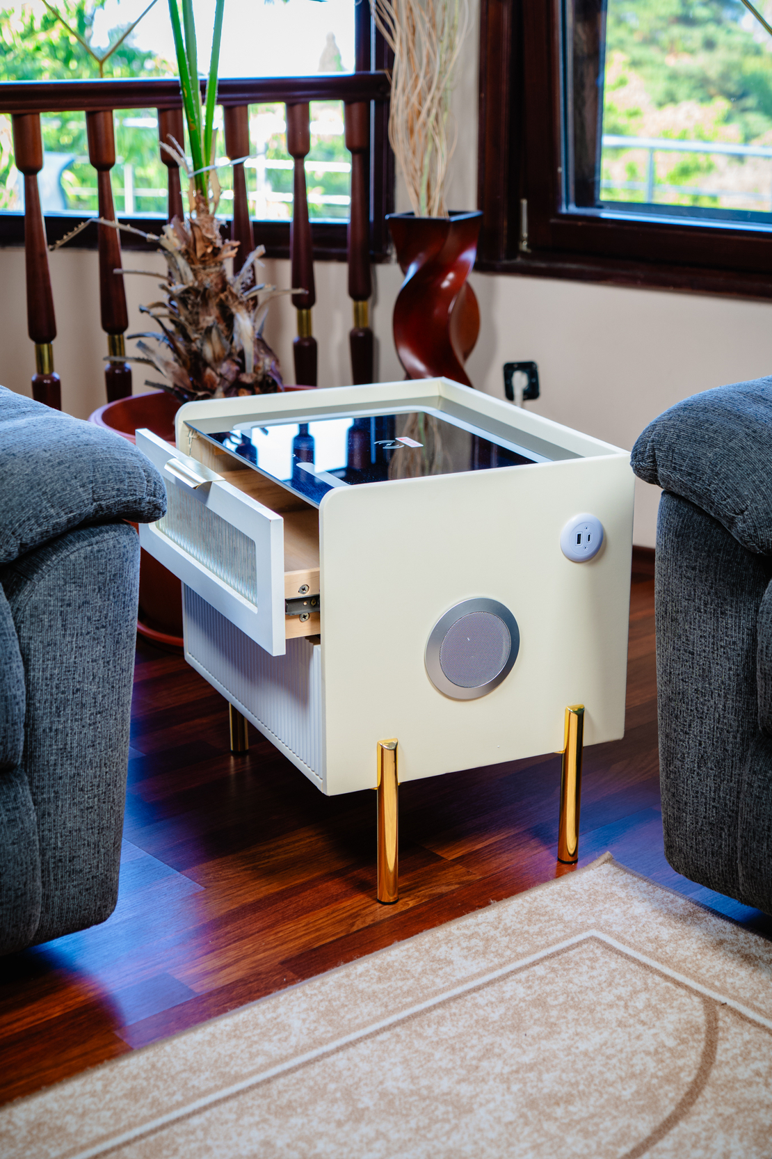 Смарт Шкаф VISION - безжично зареждане, Bluetooth стерео тонколона 20W, USB-A & USB-C, LED осветление (Цвят: Бял)