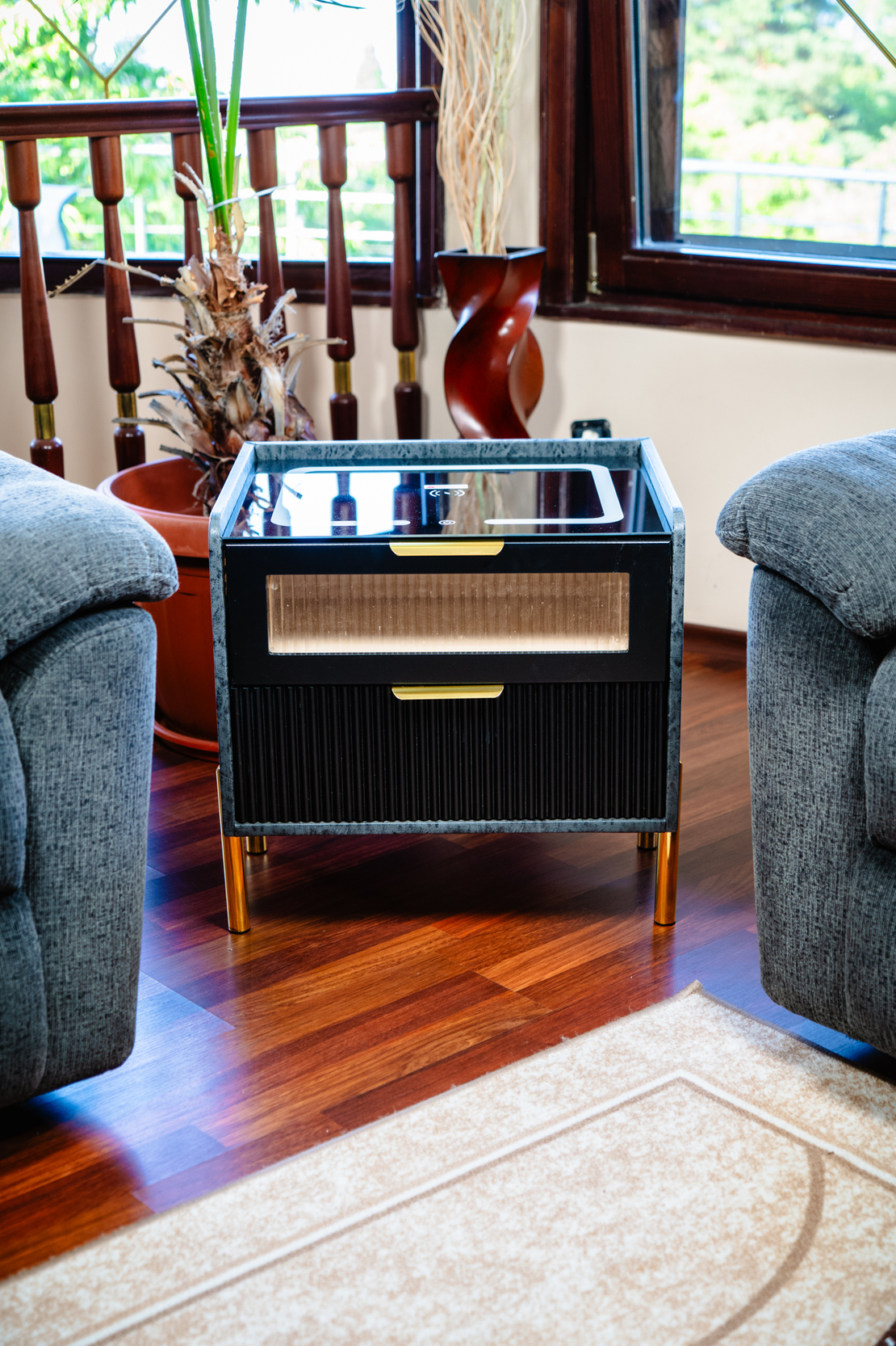 Смарт Шкаф VISION - безжично зареждане, Bluetooth стерео тонколона 20W, USB-A & USB-C, LED осветление  (Цвят: Сив & Черен)