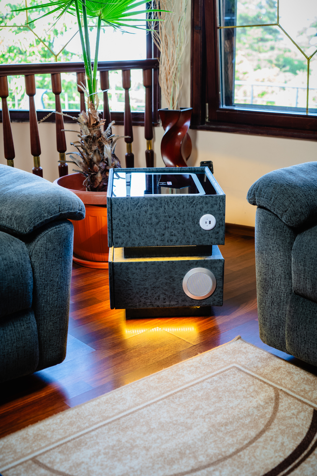 Смарт Шкаф SENSOR GLOW - безжично зареждане, Bluetooth стерео тонколона 20W, USB-A & USB-C, LED осветление (Цвят: Графитено сив с текстура)