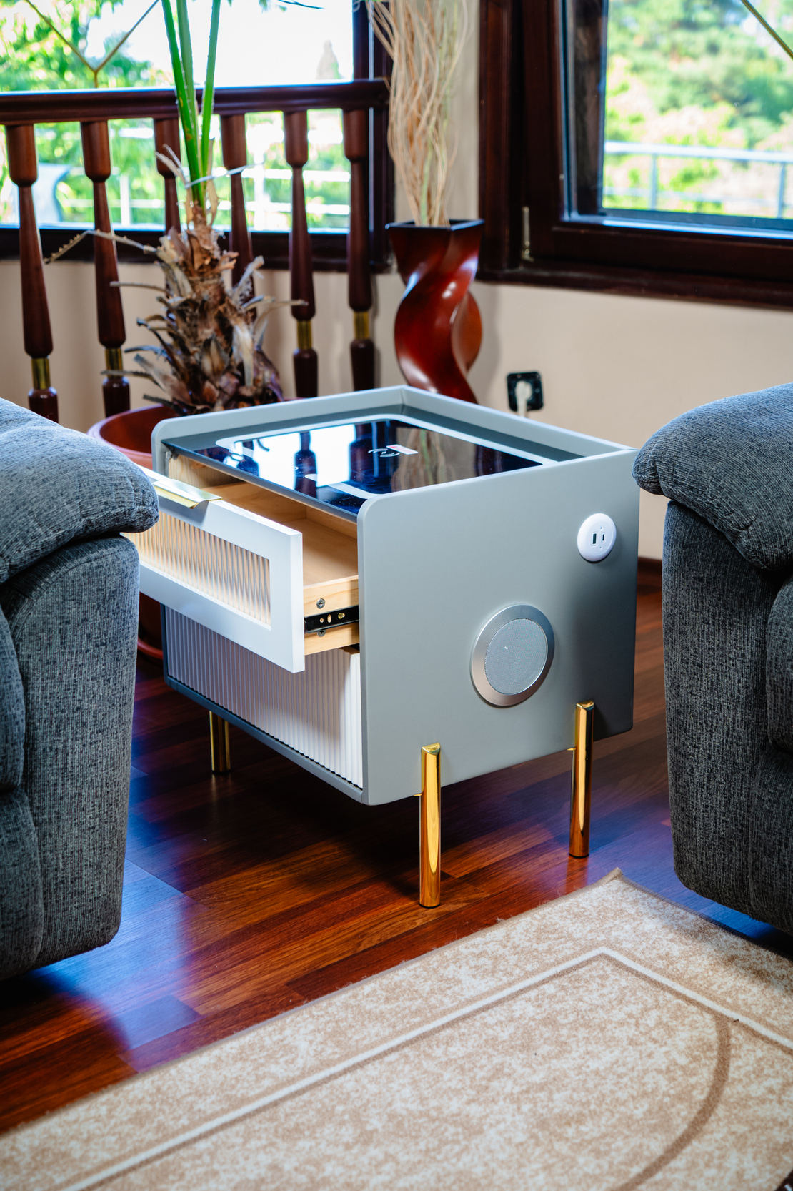 Смарт Шкаф VISION - безжично зареждане, Bluetooth стерео тонколона 20W, USB-A & USB-C, LED осветление (Цвят: Бял & Сив)