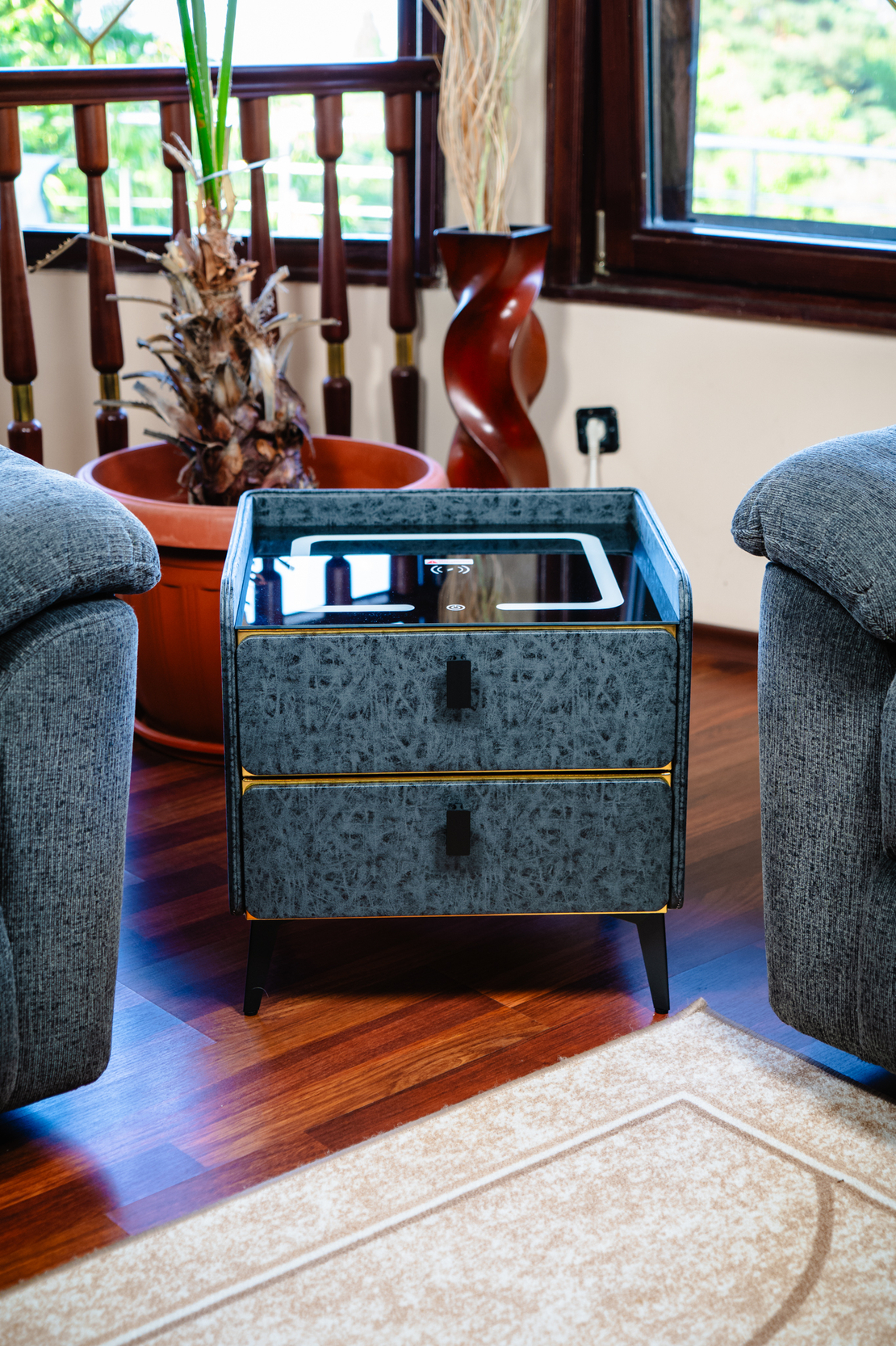 Смарт Шкаф GOLD LINE - безжично зареждане, Bluetooth стерео тонколона 20W, USB-A & USB-C, LED осветление (Цвят: Графитено сив с текстура)