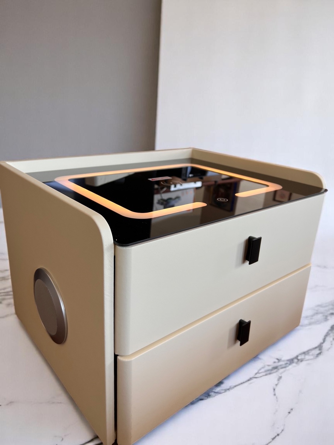 Смарт нощен шкаф с безжично зареждане, стерео тонколона, USB А & USB C порт и LED осветление - Правопъгален (Цвят: Бял), Модел: 113