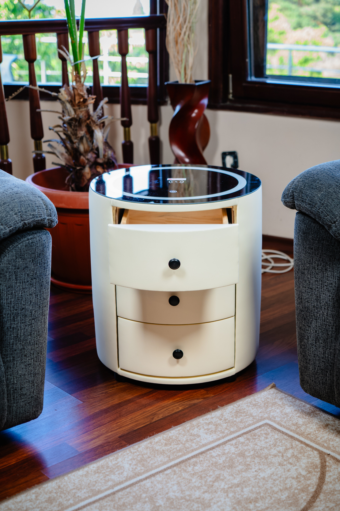 Смарт Шкаф SPHERE - безжично зареждане, Bluetooth стерео тонколона 20W, USB-A & USB-C, LED осветление (Цвят: Бял)