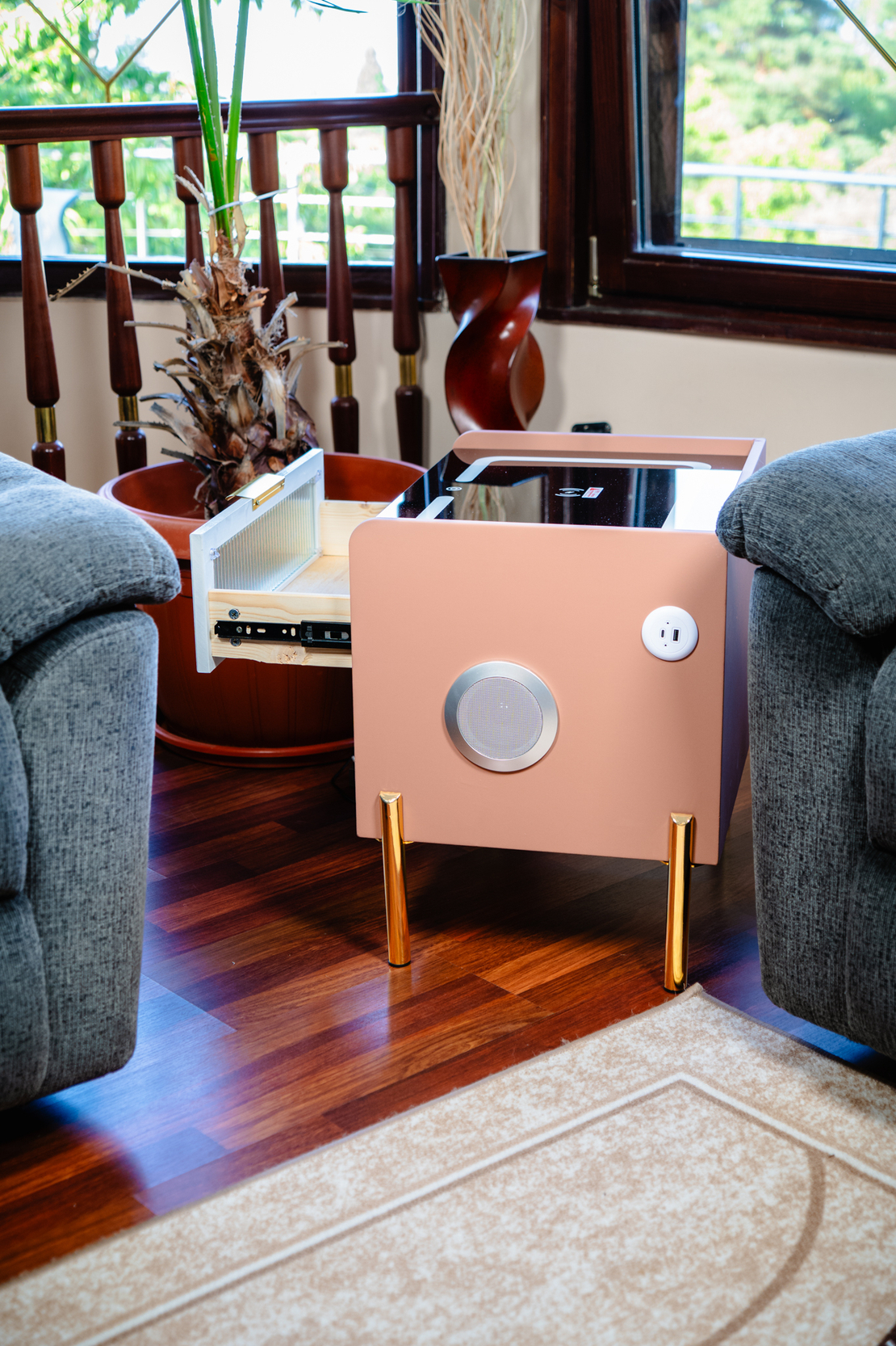 Смарт Шкаф VISION - безжично зареждане, Bluetooth стерео тонколона 20W, USB-A & USB-C, LED осветление (Цвят: Бял & Розов)