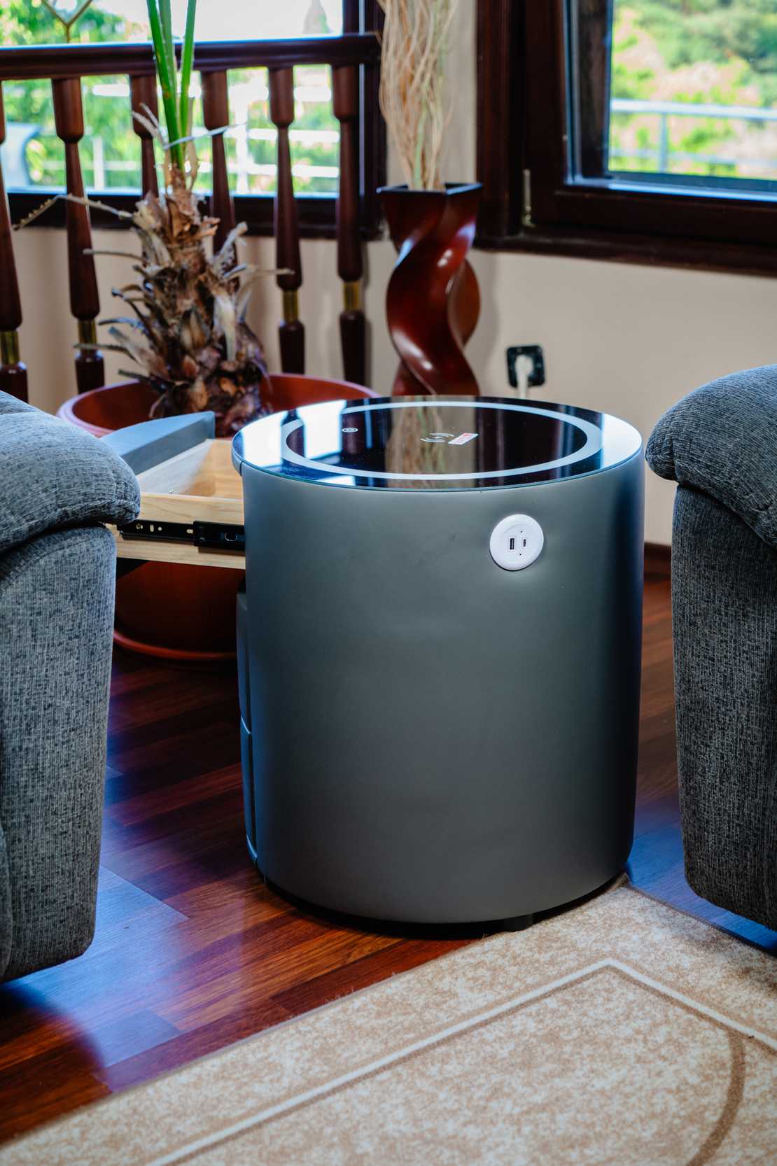 Смарт Шкаф SPHERE - безжично зареждане, Bluetooth стерео тонколона 20W, USB-A & USB-C, LED осветление (Цвят: Тъмно Сив)