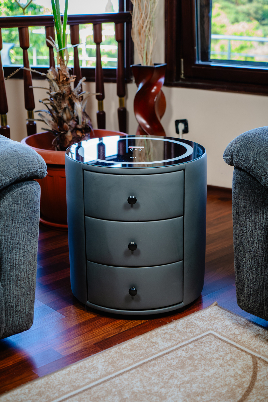 Смарт Шкаф SPHERE - безжично зареждане, Bluetooth стерео тонколона 20W, USB-A & USB-C, LED осветление (Цвят: Тъмно Сив)