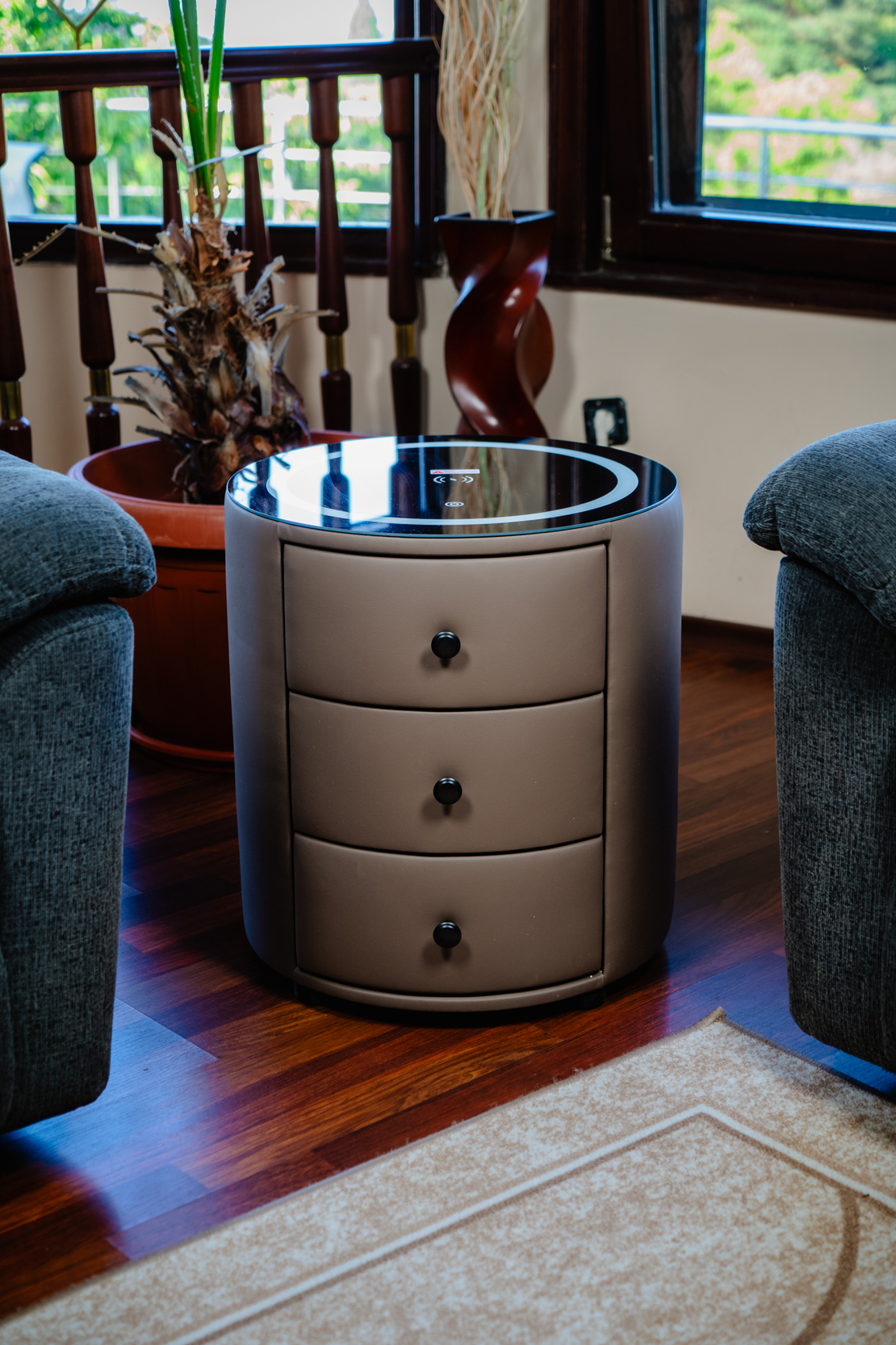 Смарт Шкаф SPHERE - безжично зареждане, Bluetooth стерео тонколона 20W, USB-A & USB-C, LED осветление (Цвят: Кафяв)