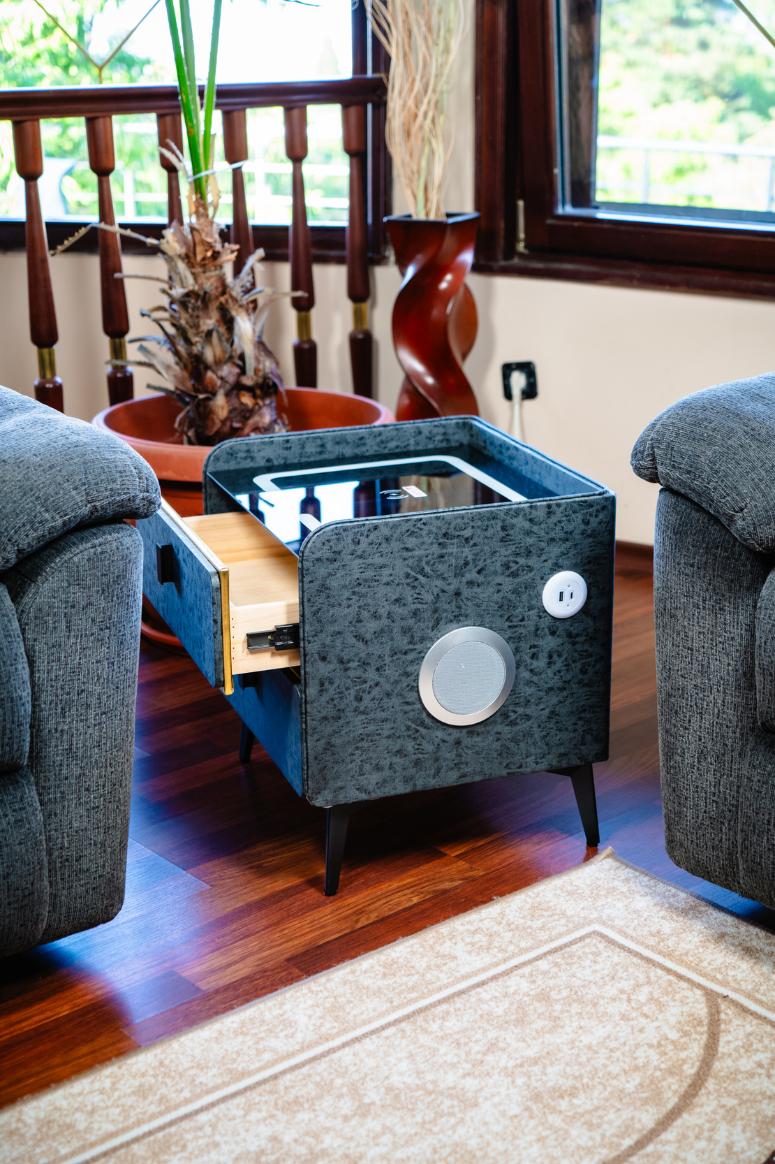 Смарт Шкаф GOLD LINE - безжично зареждане, Bluetooth стерео тонколона 20W, USB-A & USB-C, LED осветление (Цвят: Графитено сив с текстура)