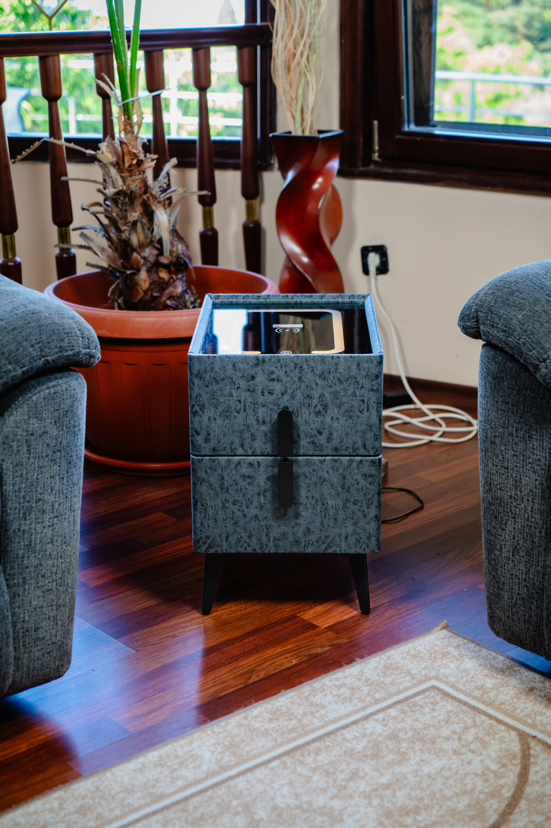 Смарт Шкаф MINI - безжично зареждане, Bluetooth стерео тонколона 20W, USB-A & USB-C, LED осветление (Графитено сив с текстура)