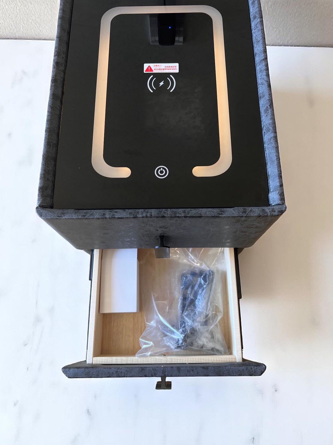 Смарт нощен шкаф с безжично зареждане, стерео тонколона, USB А & USB C порт и LED осветление (Цвят: Тъмно Сив с текстура), Модел: 826