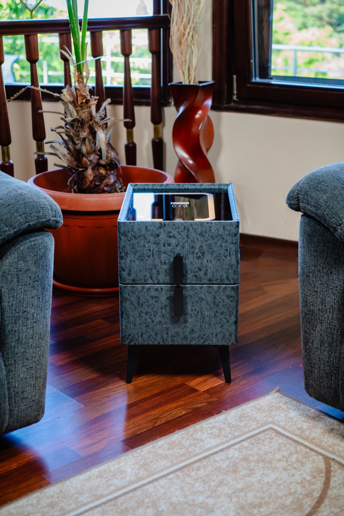 Смарт Шкаф MINI - безжично зареждане, Bluetooth стерео тонколона 20W, USB-A & USB-C, LED осветление (Графитено сив с текстура)