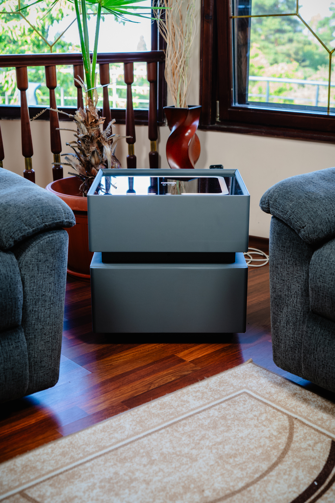 Смарт Шкаф SENSOR GLOW - безжично зареждане, Bluetooth стерео тонколона 20W, USB-A & USB-C, LED осветление (Цвят: Тъмно Сив)