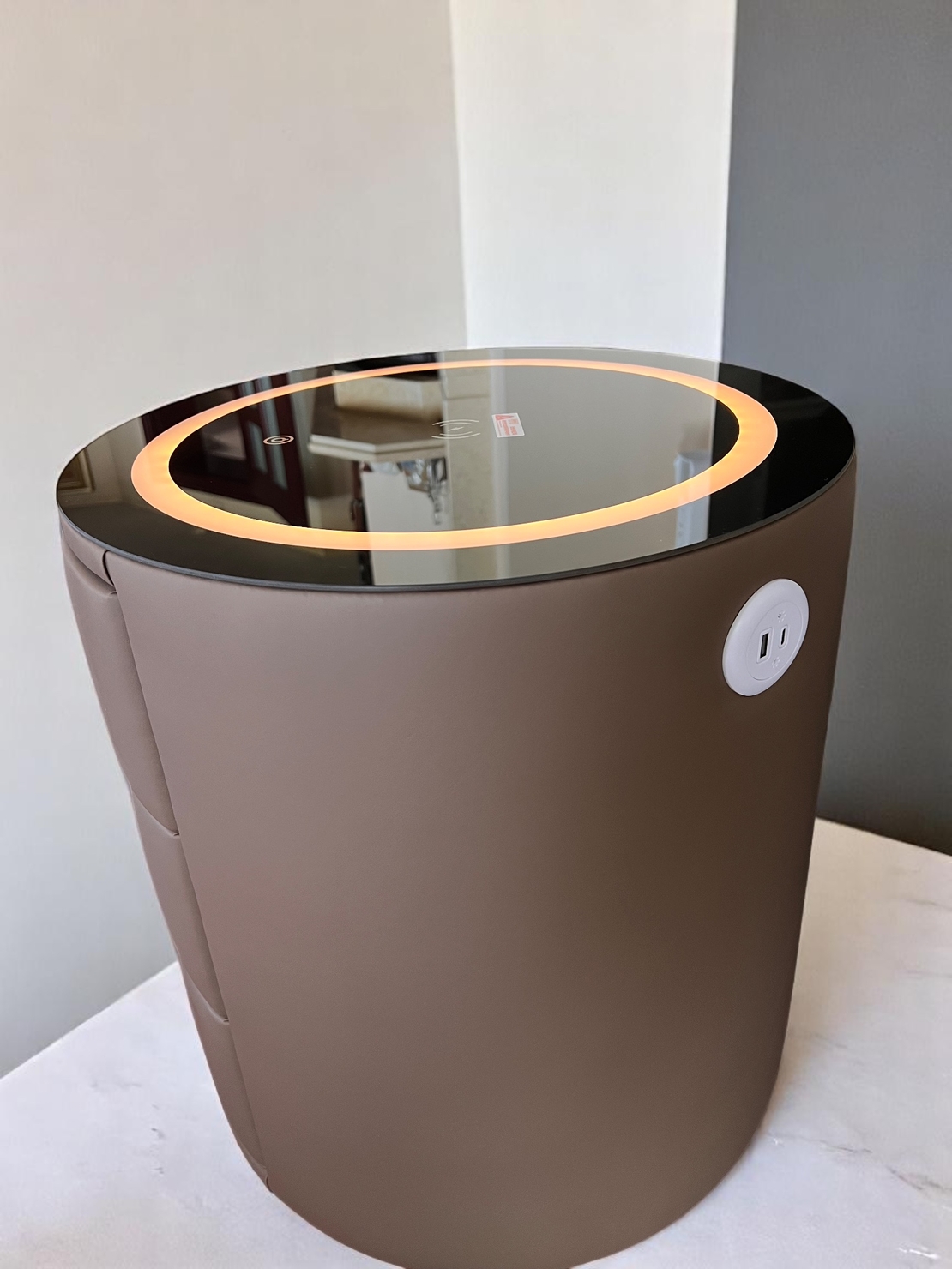 Смарт нощен шкаф с безжично зареждане, стерео тонколона, USB А & USB C порт и LED осветление - Кръгъл (Цвят: Кафяв), Модел: 528
