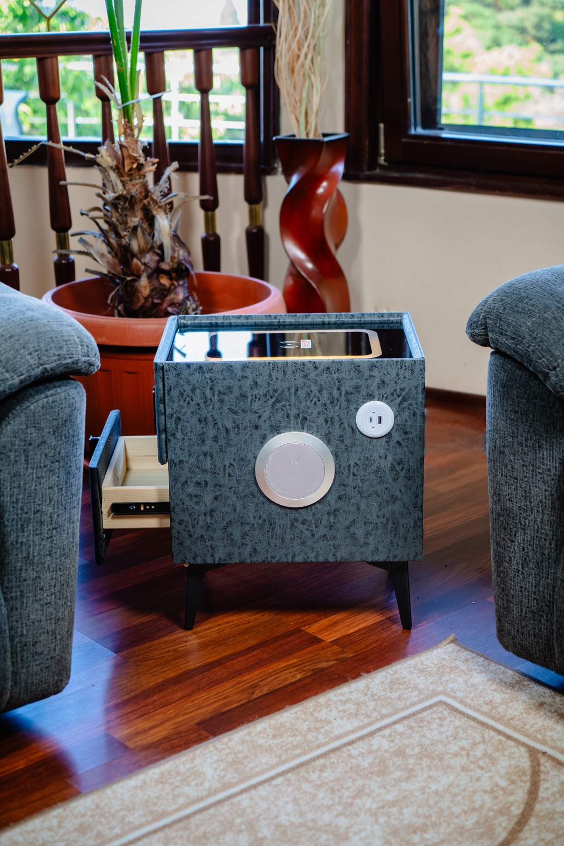 Смарт Шкаф MINI - безжично зареждане, Bluetooth стерео тонколона 20W, USB-A & USB-C, LED осветление (Графитено сив с текстура)