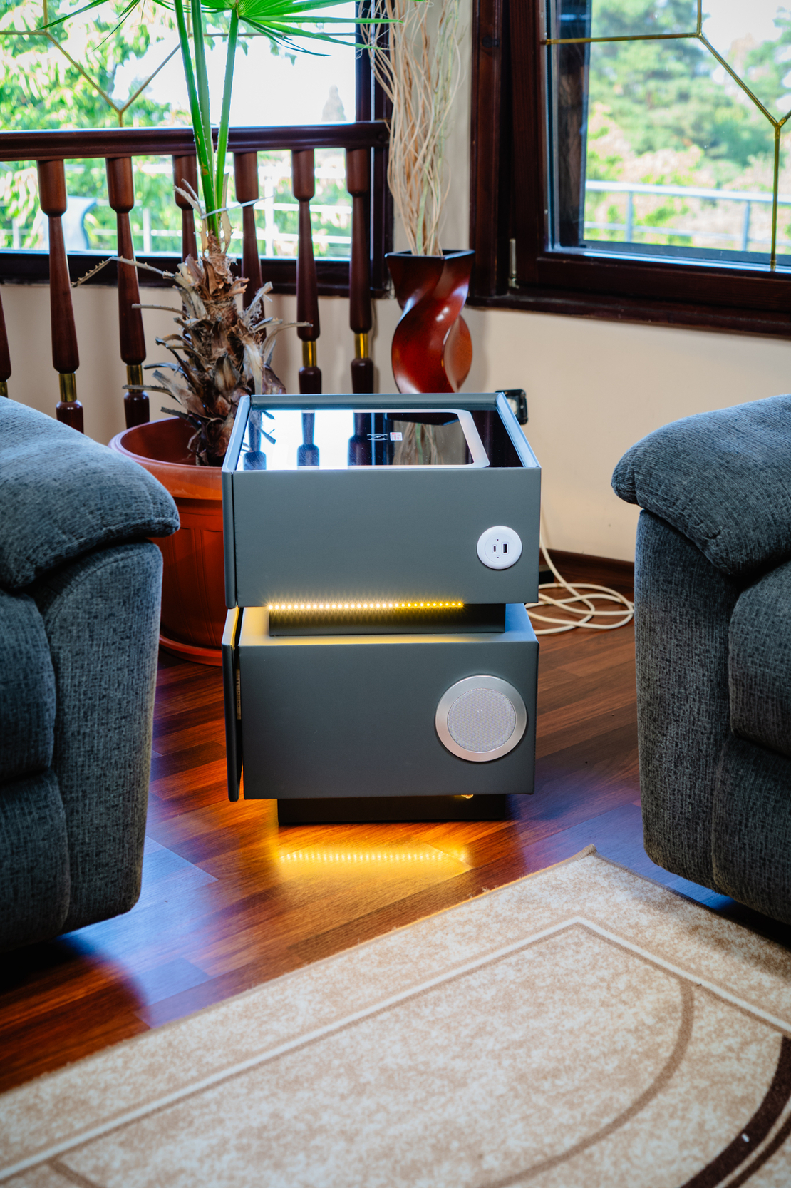 Смарт Шкаф SENSOR GLOW - безжично зареждане, Bluetooth стерео тонколона 20W, USB-A & USB-C, LED осветление (Цвят: Тъмно Сив)