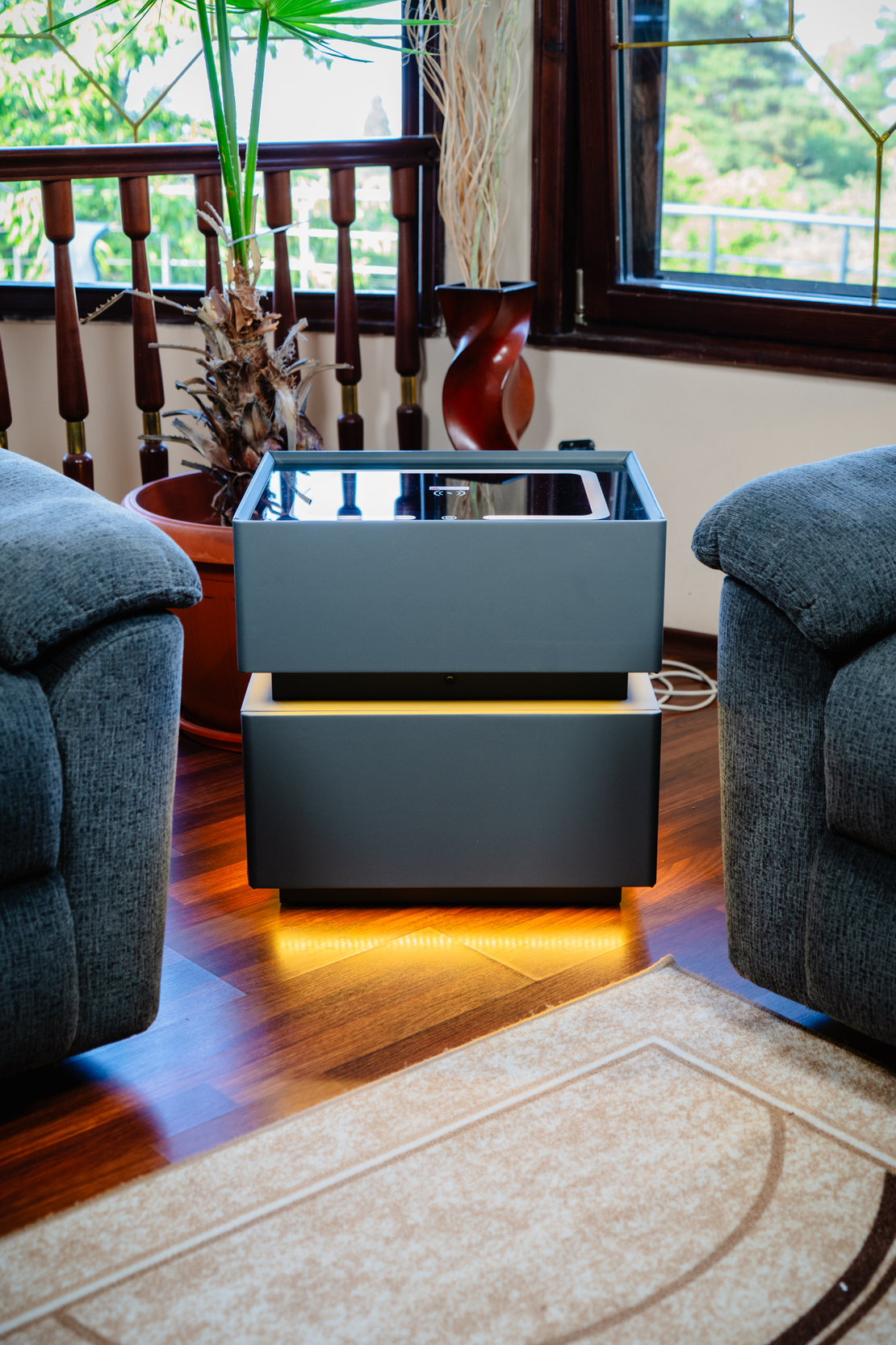 Смарт Шкаф SENSOR GLOW - безжично зареждане, Bluetooth стерео тонколона 20W, USB-A & USB-C, LED осветление (Цвят: Тъмно Сив)