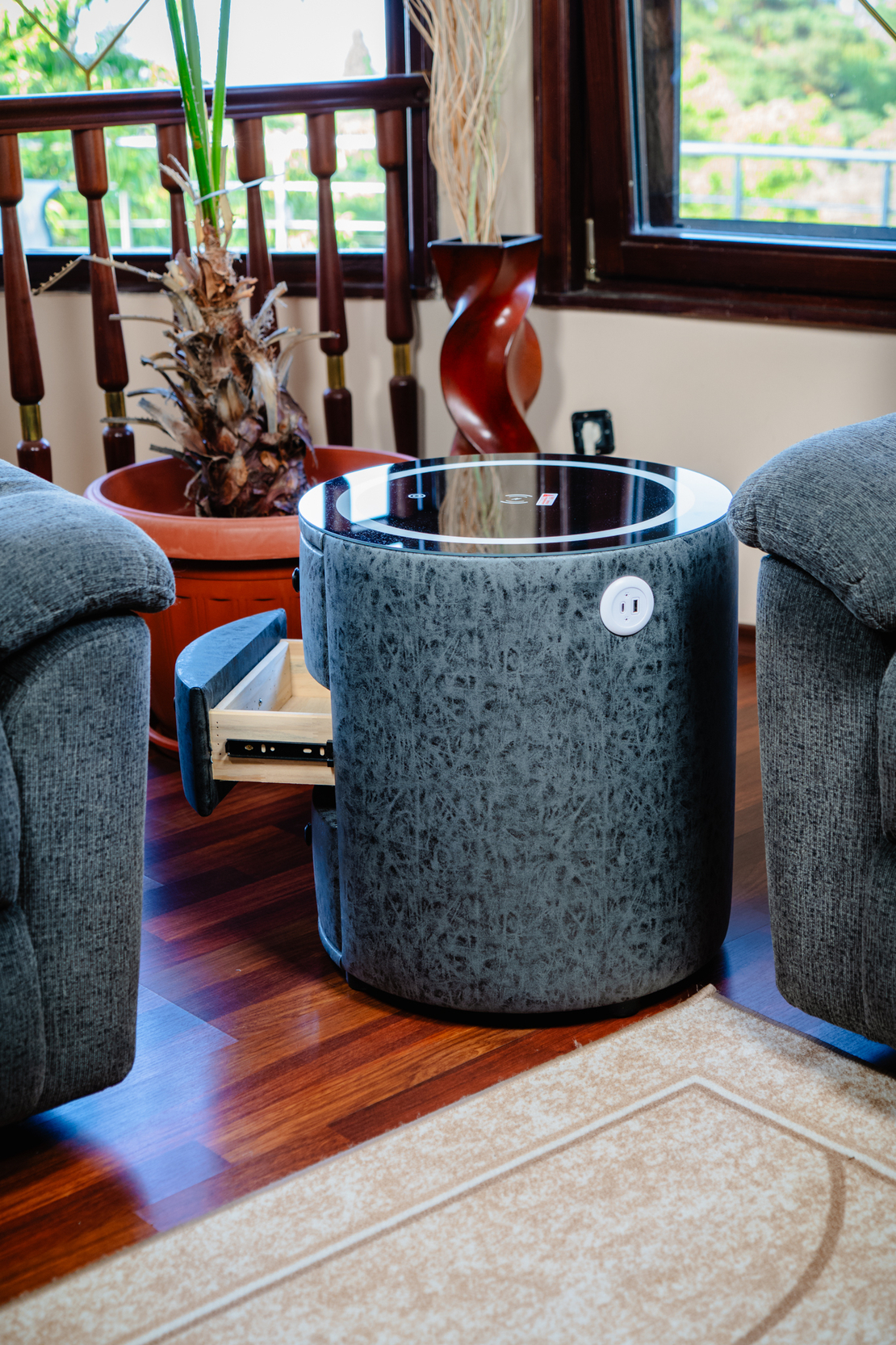 Смарт Шкаф SPHERE - безжично зареждане, Bluetooth стерео тонколона 20W, USB-A & USB-C, LED осветление (Цвят: Графитено сив с текстура)