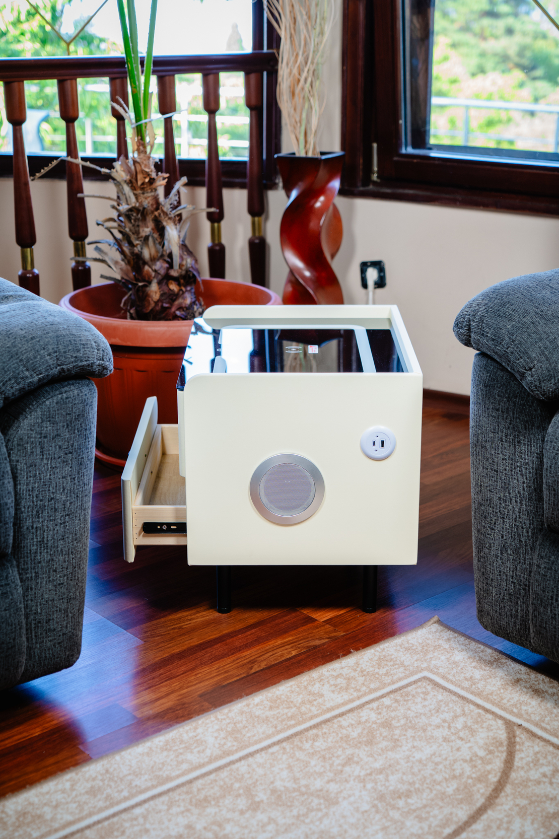 Смарт Шкаф GOLD LINE - безжично зареждане, Bluetooth стерео тонколона 20W, USB-A & USB-C, LED осветление (Цвят: Бял)