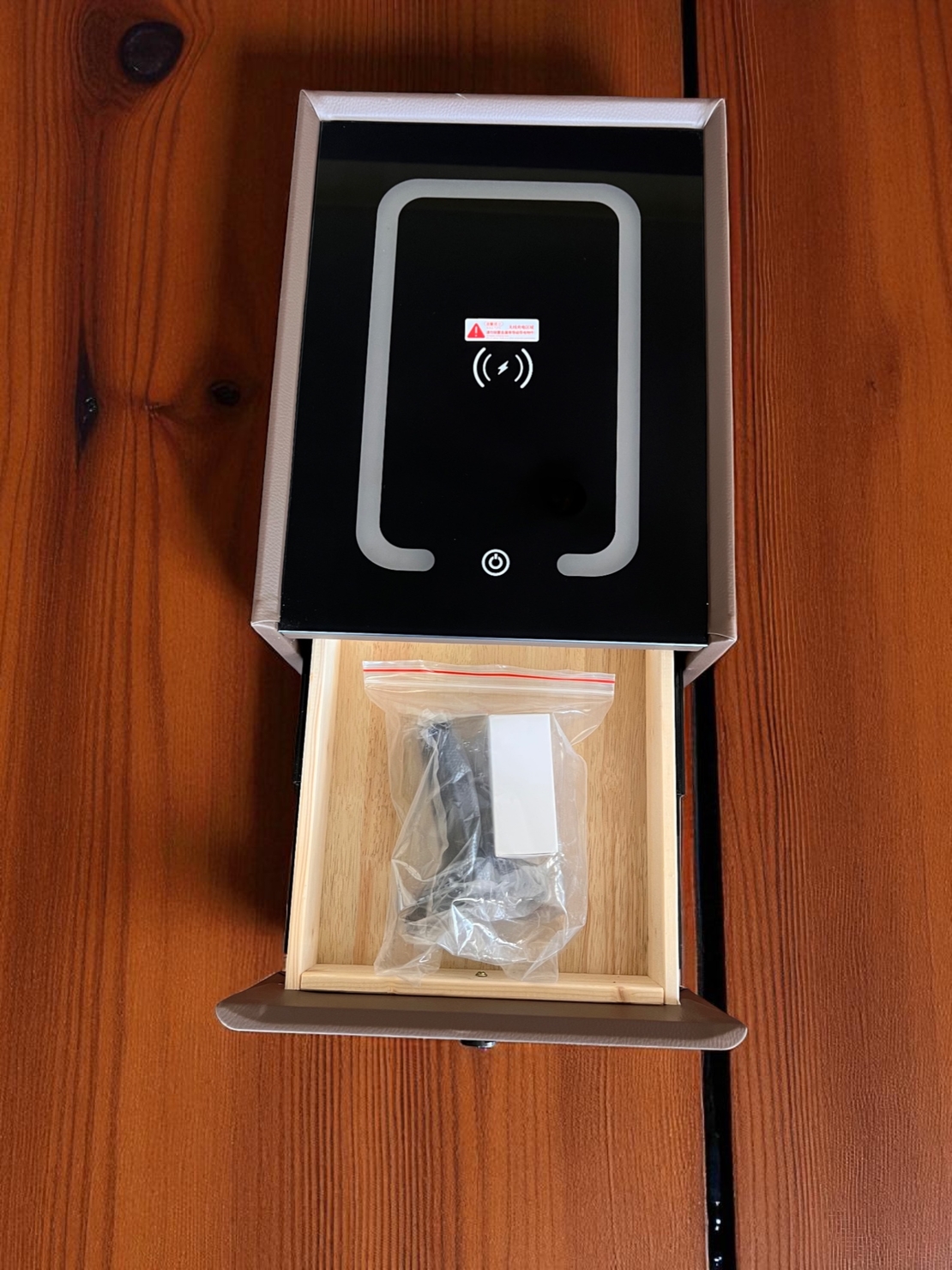 Смарт нощен шкаф с безжично зареждане, стерео тонколона, USB А & USB C порт и LED осветление (Цвят: Кафяв), Модел: 826